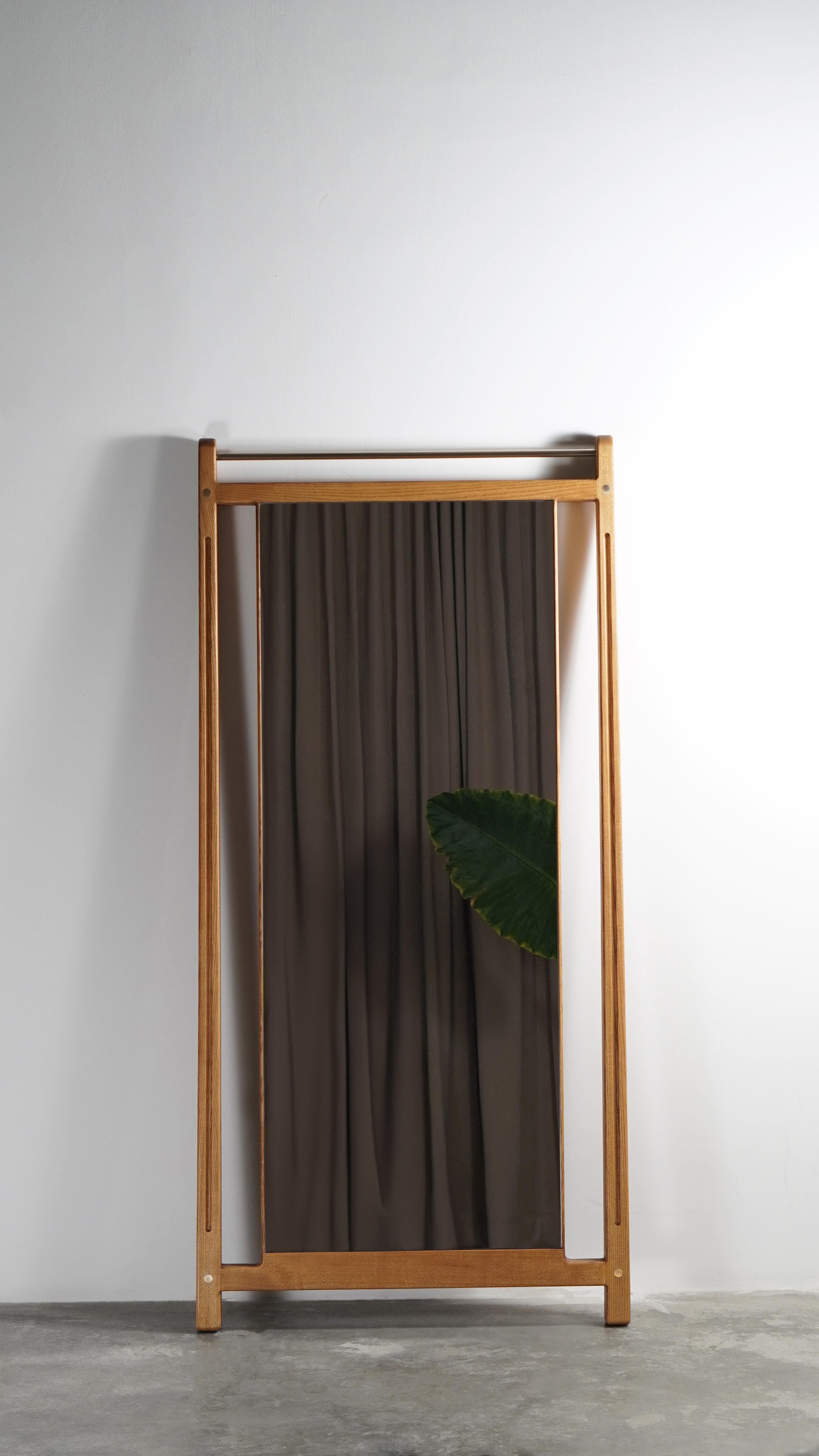 Eleganter Standspiegel aus Massivholz aus der Mitte des Jahrhunderts mit massivem Messing (Indisch) im Angebot