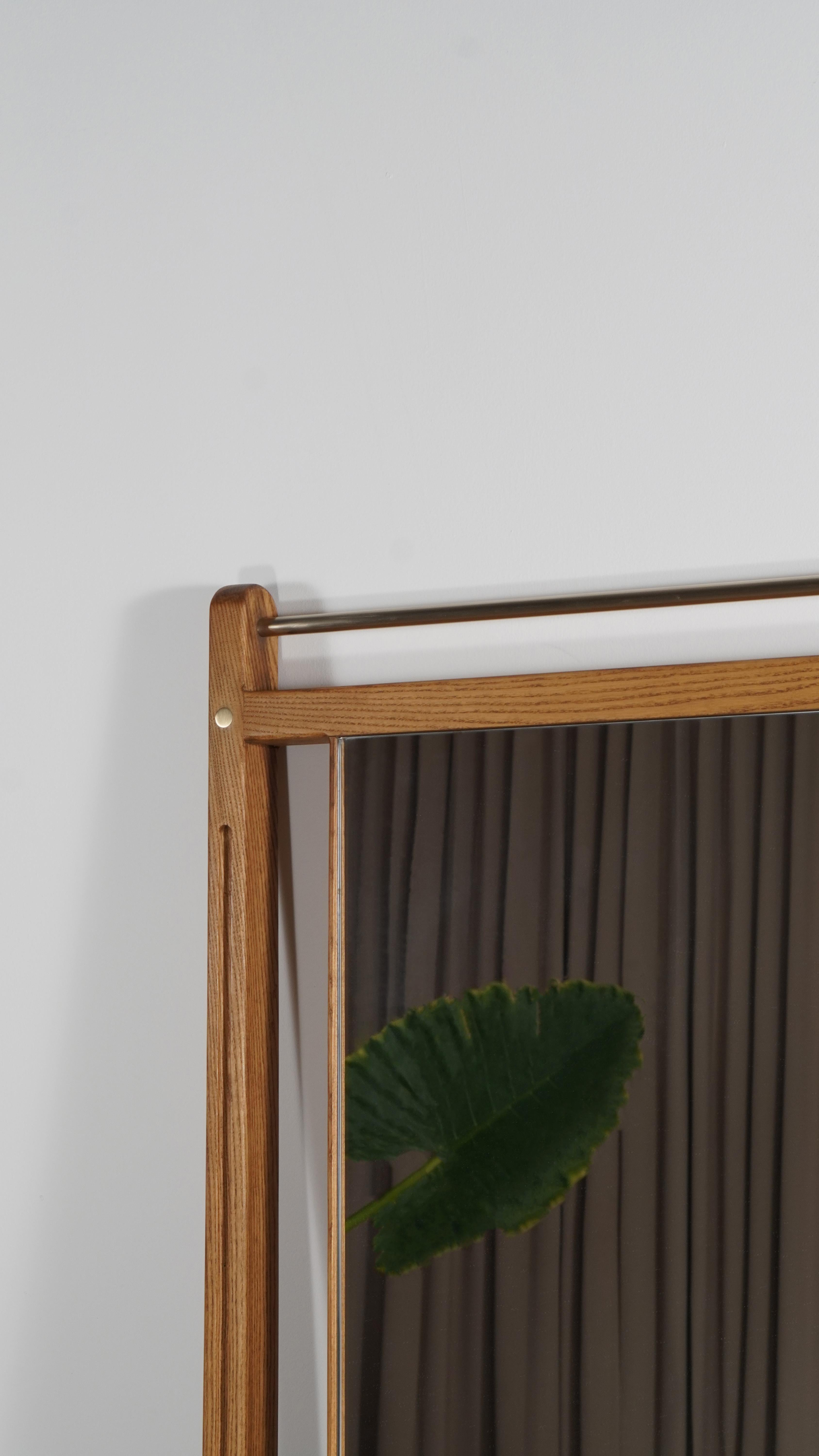 Eleganter Standspiegel aus Massivholz aus der Mitte des Jahrhunderts mit massivem Messing (Abgekantet) im Angebot