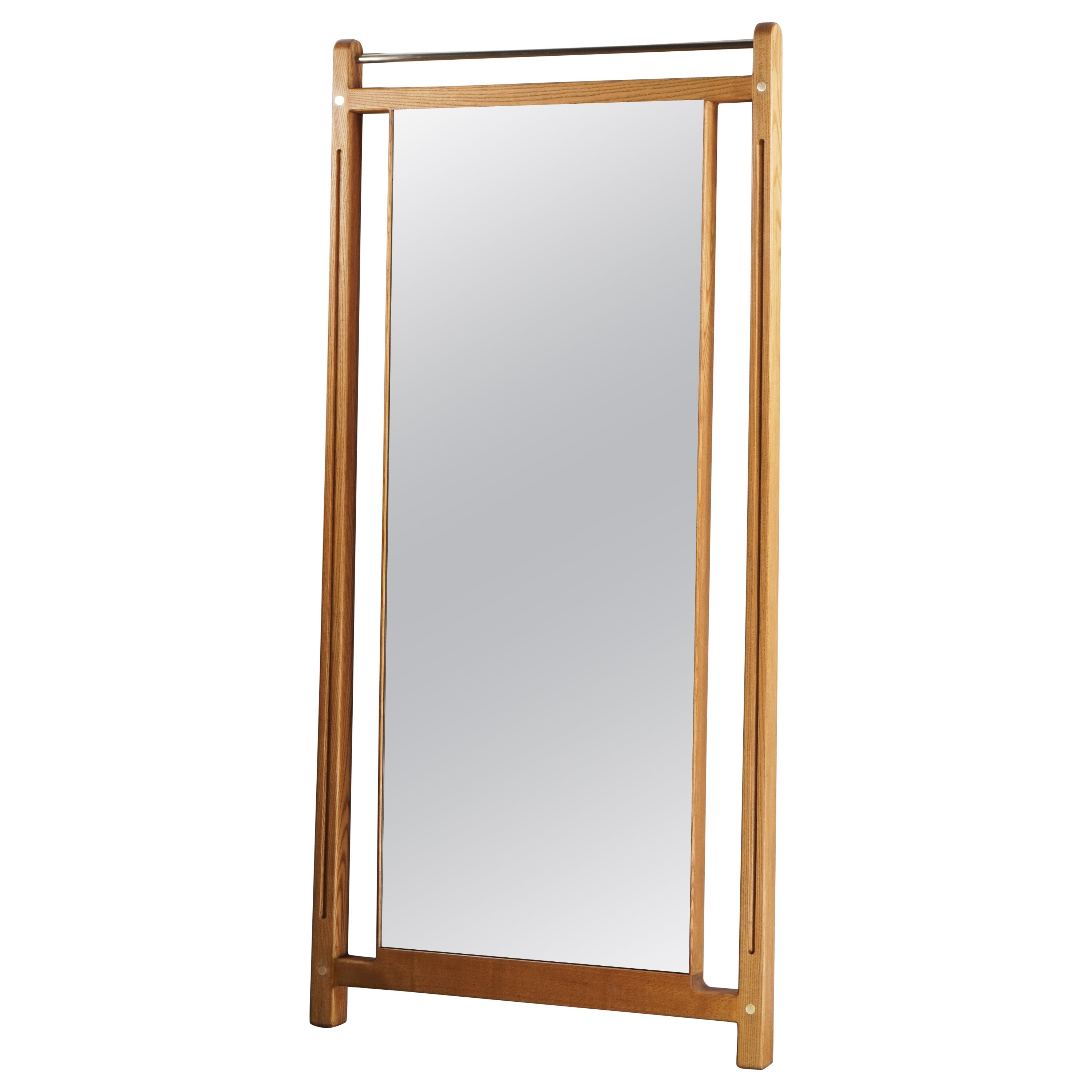 Elegante espejo de pie de madera maciza de mediados de siglo con latón macizo