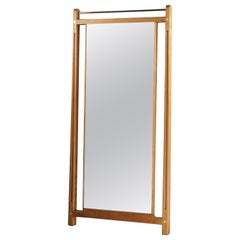 Elegante espejo de pie de madera maciza de mediados de siglo con latón macizo
