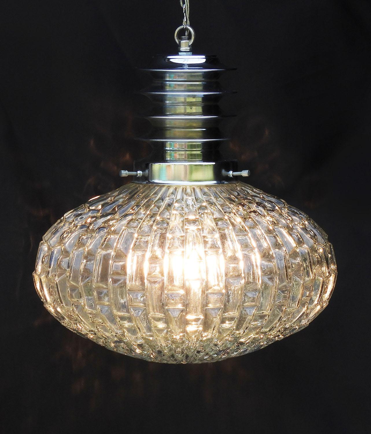 French vintage mid-century eliptical globe pendant light c1970
Unusual UFO shaped light fixture in heavy textured ‘Melting Ice’ glass and chrome.
In excellent original condition with no losses to glass.

Re-wired and tested and ready to install.