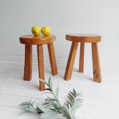 2 tabourets d'appoint en orme du milieu du siècle dernier, style Charlotte Perriand, années 70
