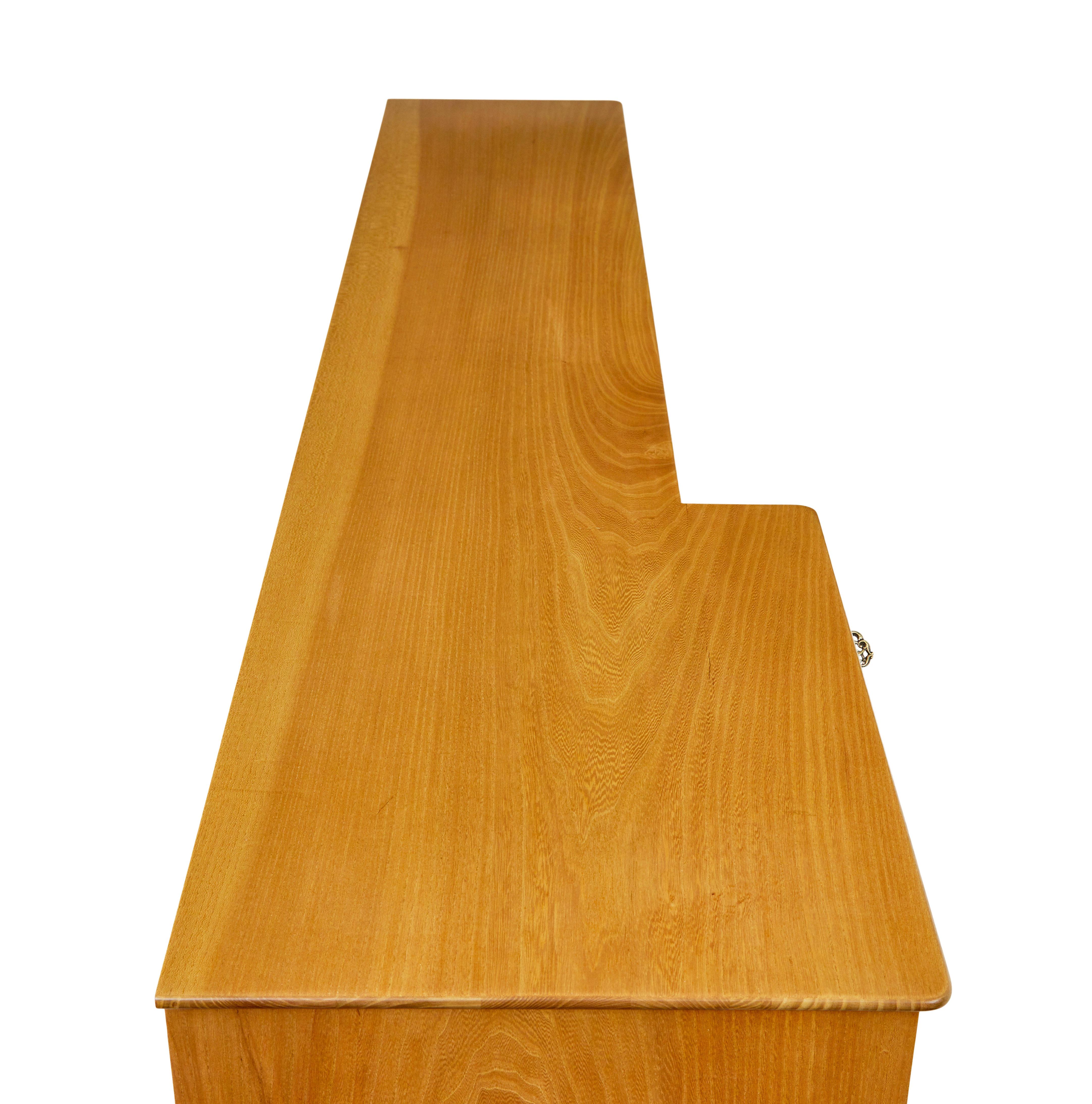 Niedriges offenes Bücherregal aus Ulmenholz aus der Mitte des Jahrhunderts von Ferdinand Lundquist, um 1950.

Sehr hochwertiges Sideboard/offenes Bücherregal des schwedischen Designers Ferdinand Lundquist.

Hergestellt aus Ulme, mit einer