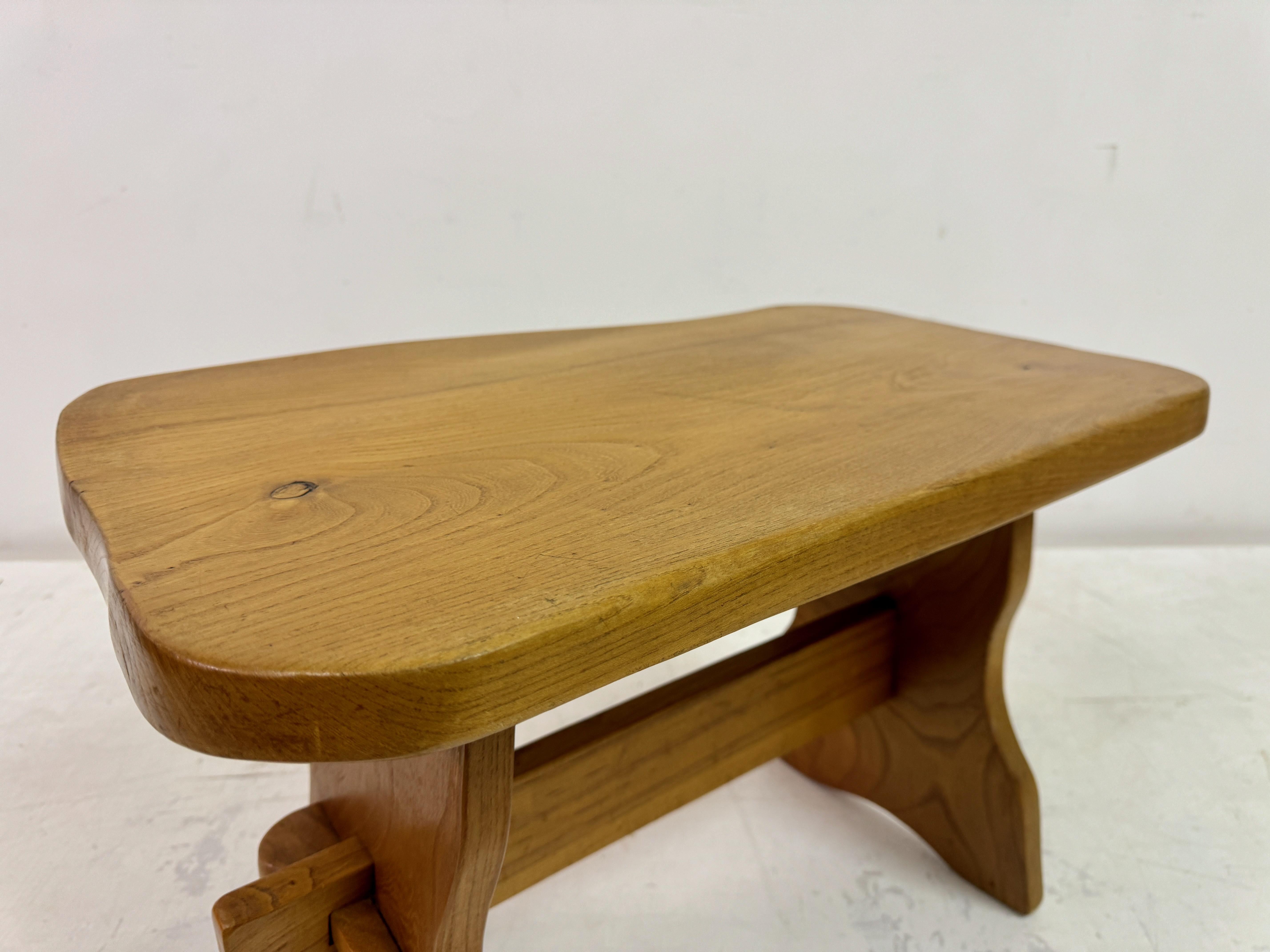 Table d'appoint en orme du milieu du siècle en vente 4