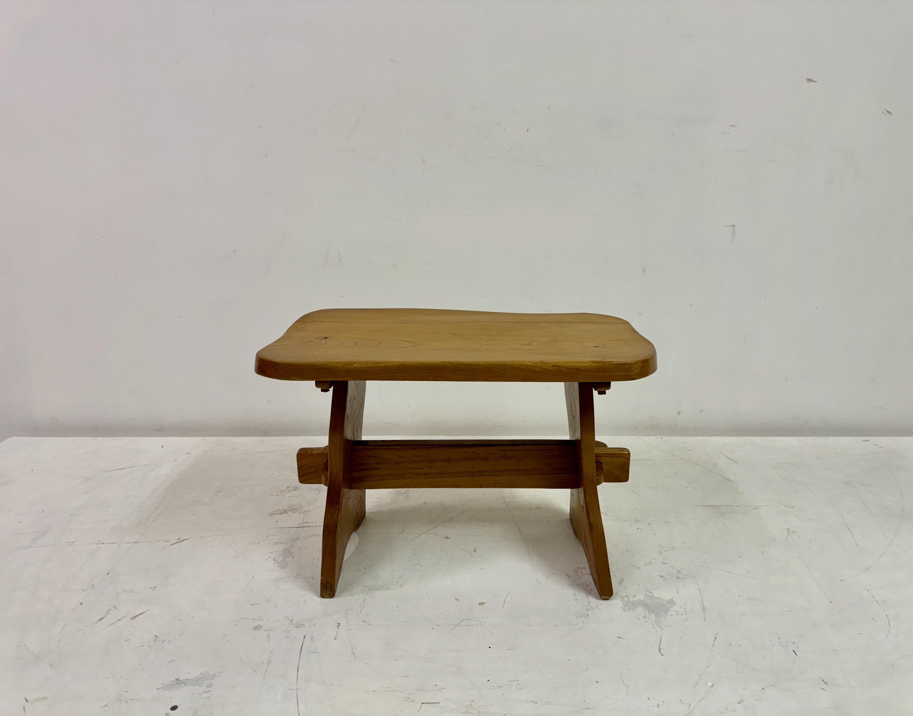 Mid-Century Modern Table d'appoint en orme du milieu du siècle en vente