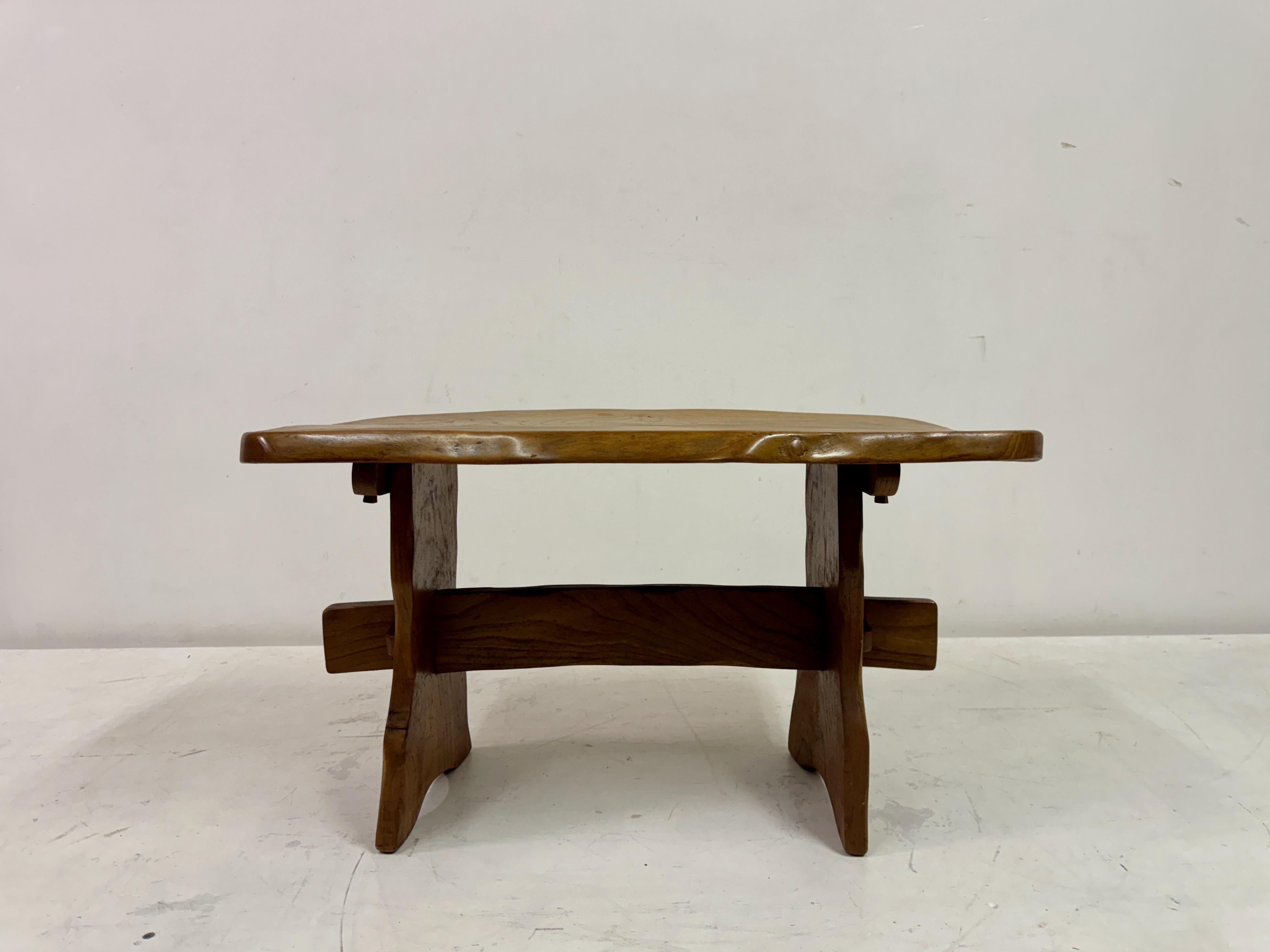 Mid Century Ulme Beistelltisch (Moderne der Mitte des Jahrhunderts) im Angebot