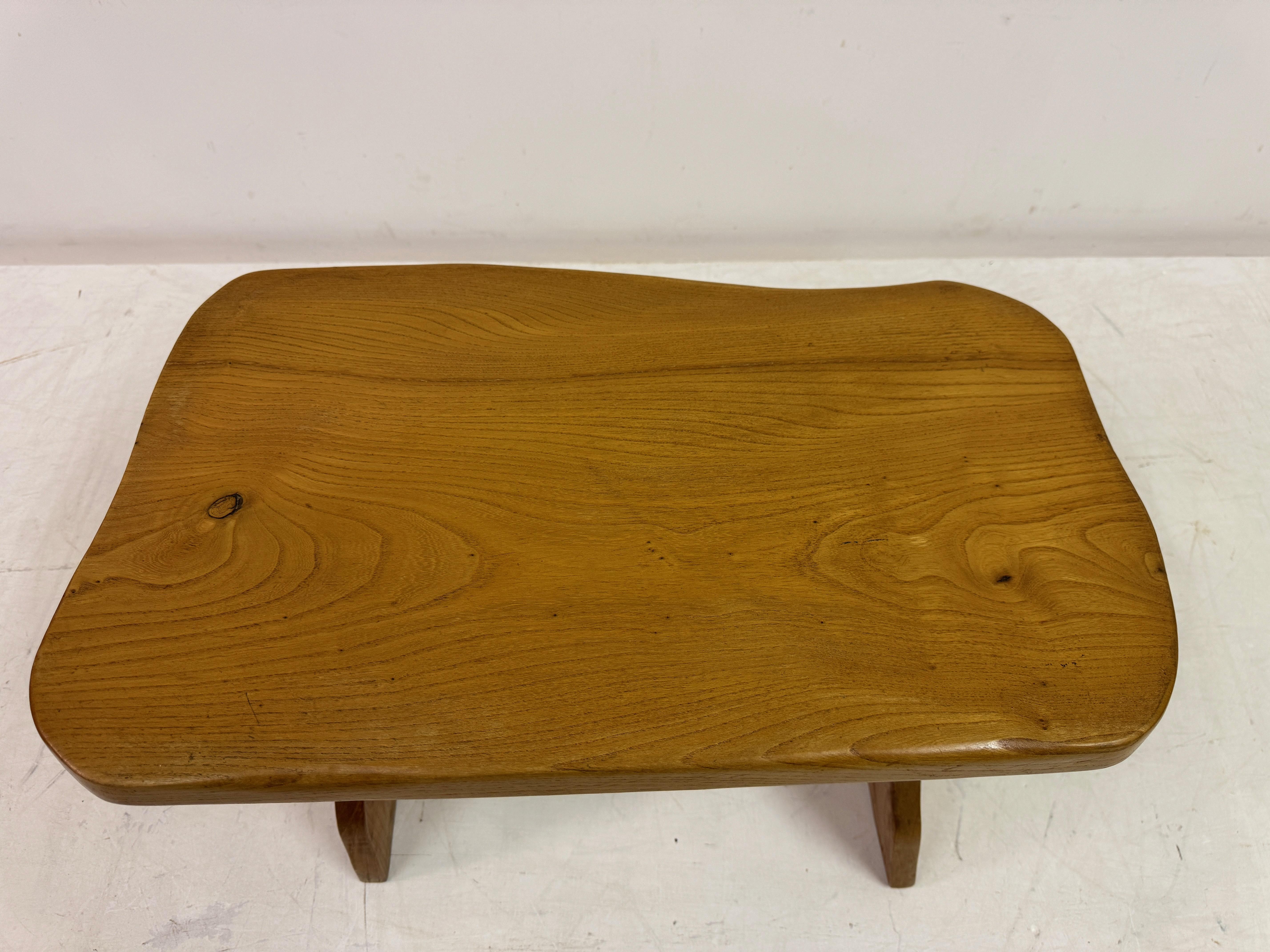 Table d'appoint en orme du milieu du siècle Bon état - En vente à London, London