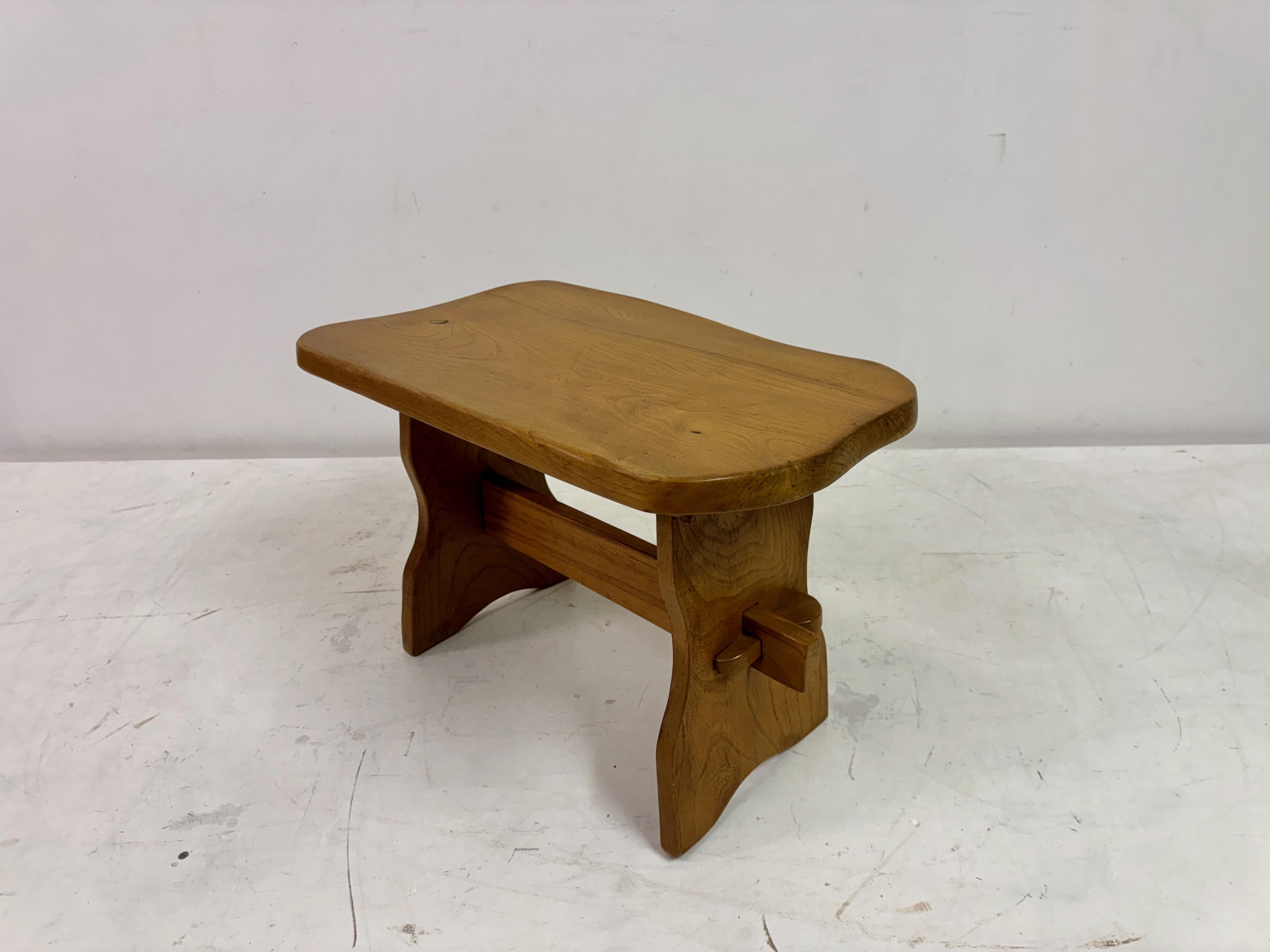 20ième siècle Table d'appoint en orme du milieu du siècle en vente