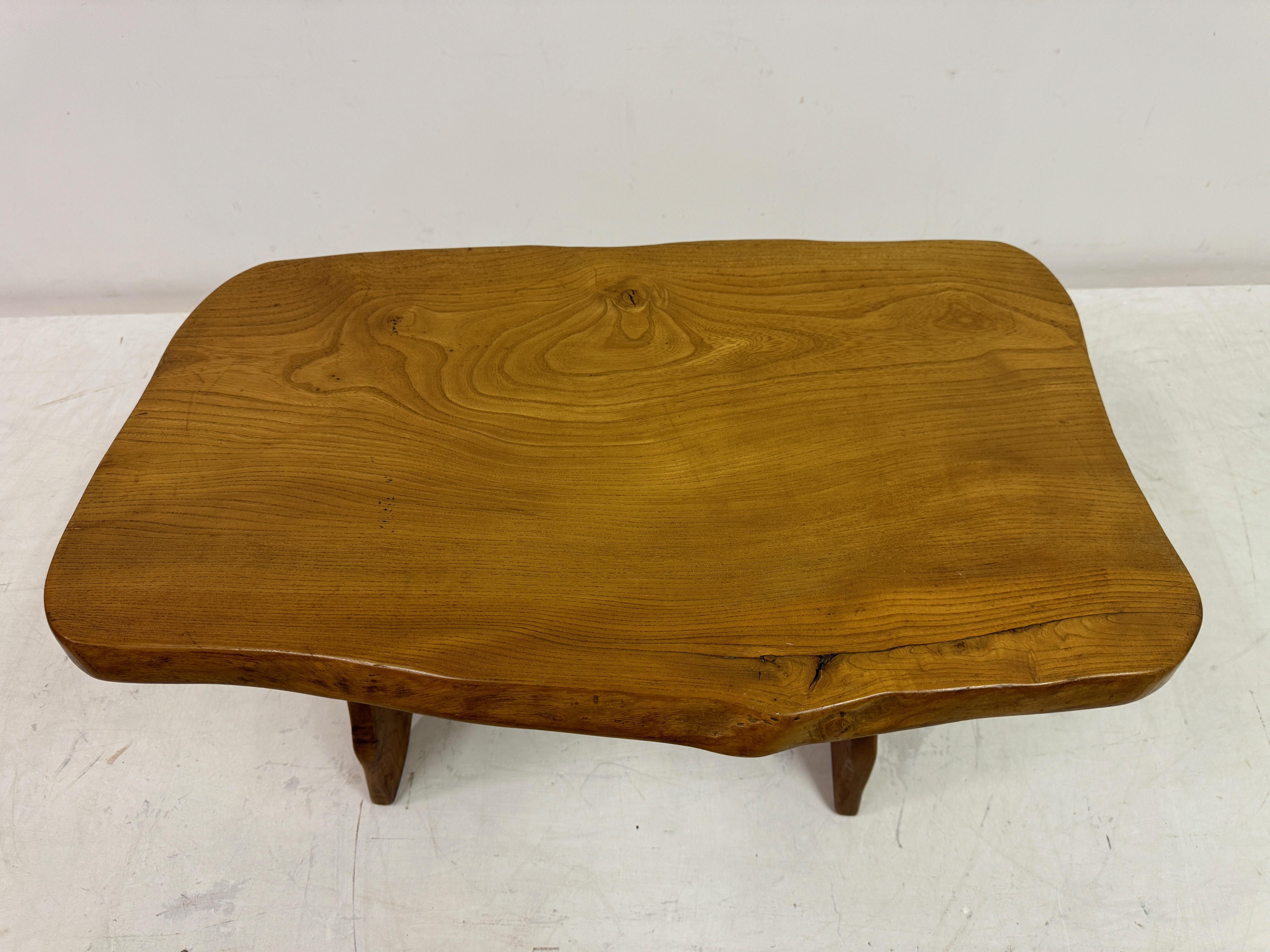 Mid Century Ulme Beistelltisch (20. Jahrhundert) im Angebot