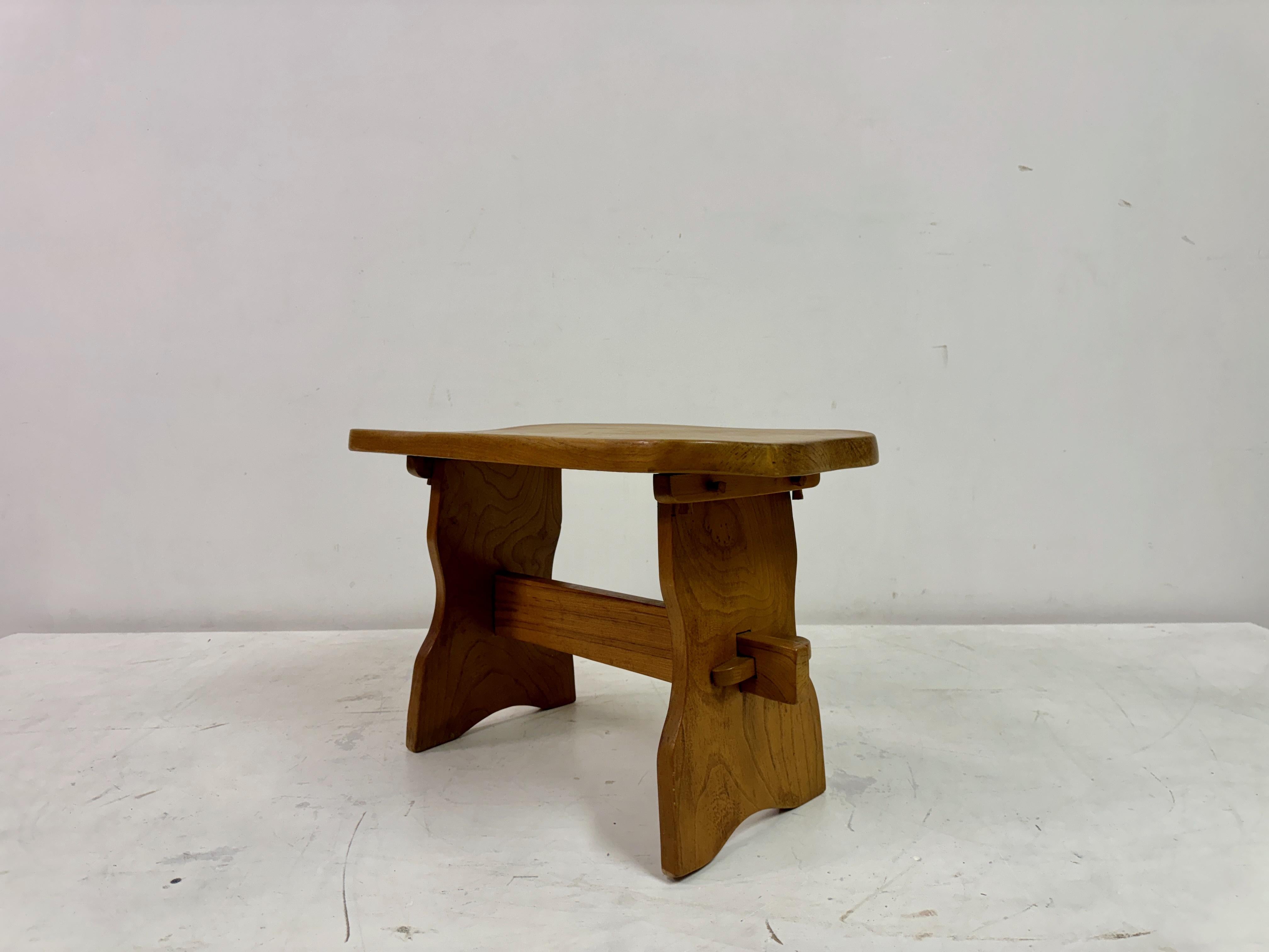 Orme Table d'appoint en orme du milieu du siècle en vente