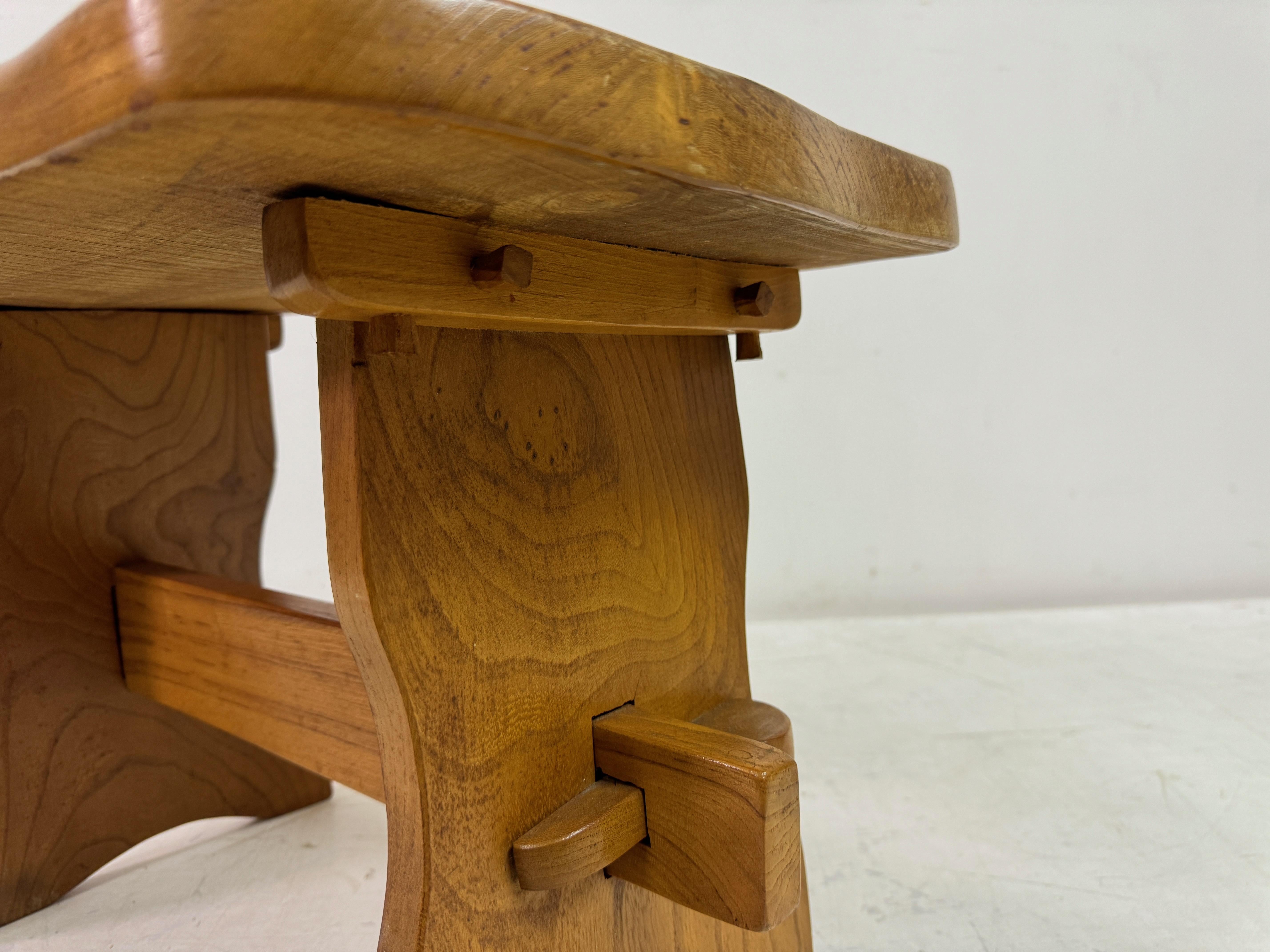 Table d'appoint en orme du milieu du siècle en vente 1