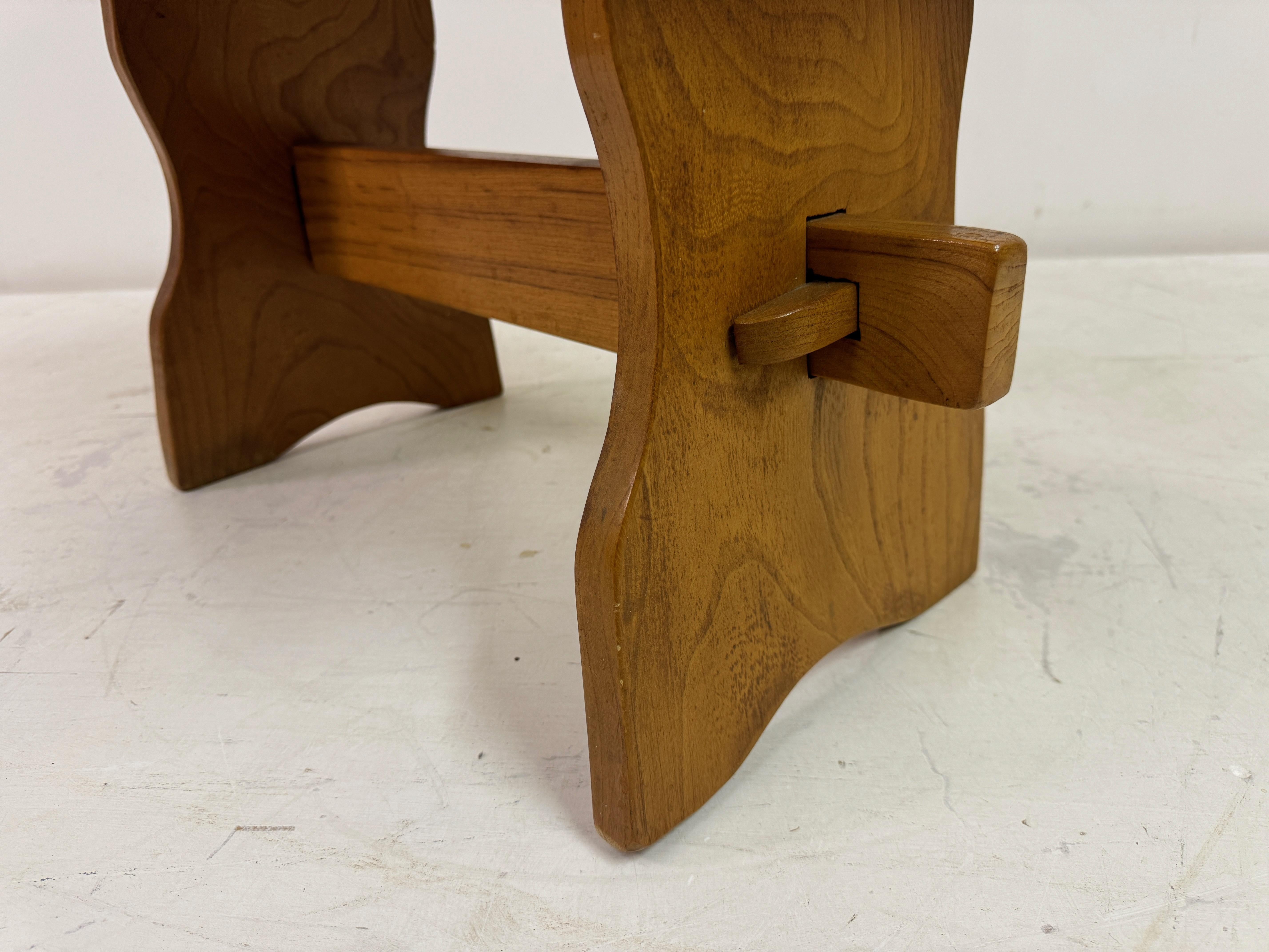 Table d'appoint en orme du milieu du siècle en vente 2