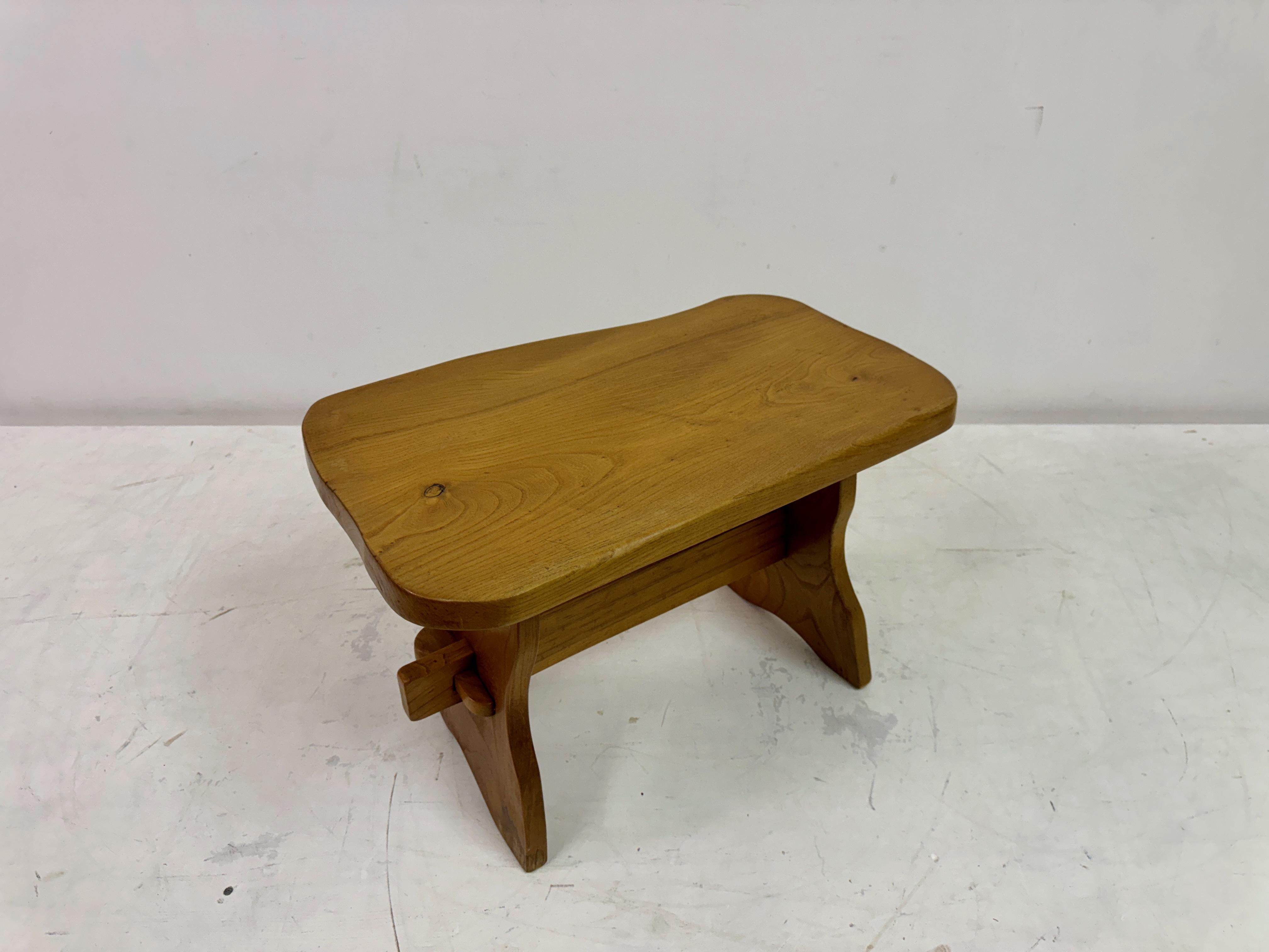 Table d'appoint en orme du milieu du siècle en vente 3