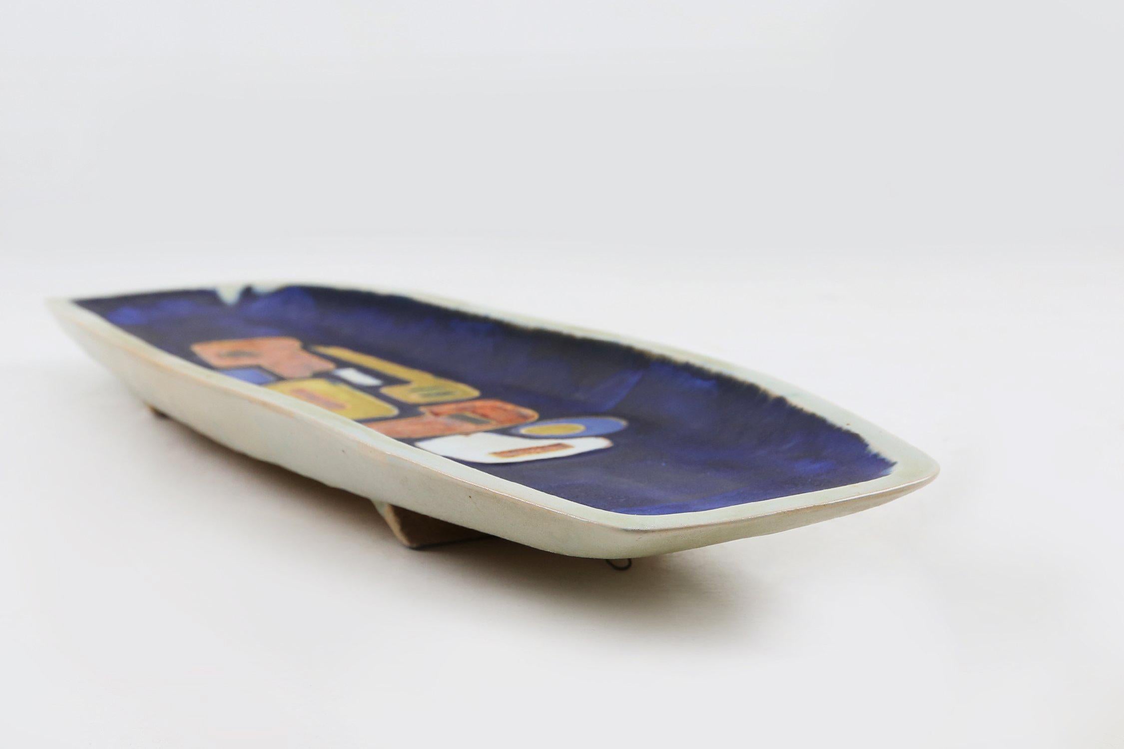 Belgium / 1960 / bowl / ceramic / Vintage / Mid-century

Hand made Mid-century Belgian ceramic bowl made around 1960 with typical sixties decoration. This bowl in off white ceramic stands on two vertical ceramic feet and has a long sleek Japanese