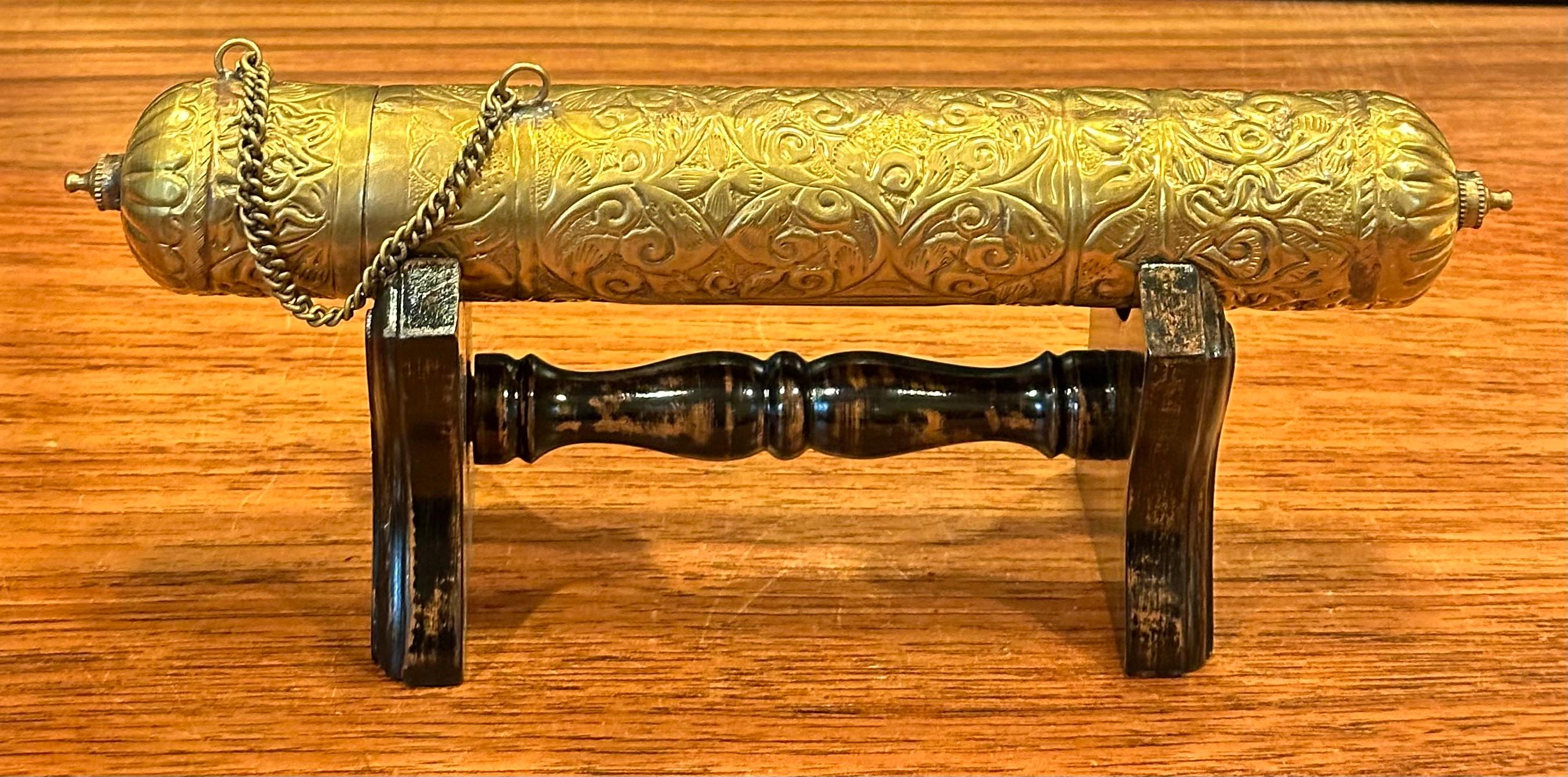 Porte-parchemin en laiton gaufré du milieu du siècle avec Stand Bon état - En vente à San Diego, CA