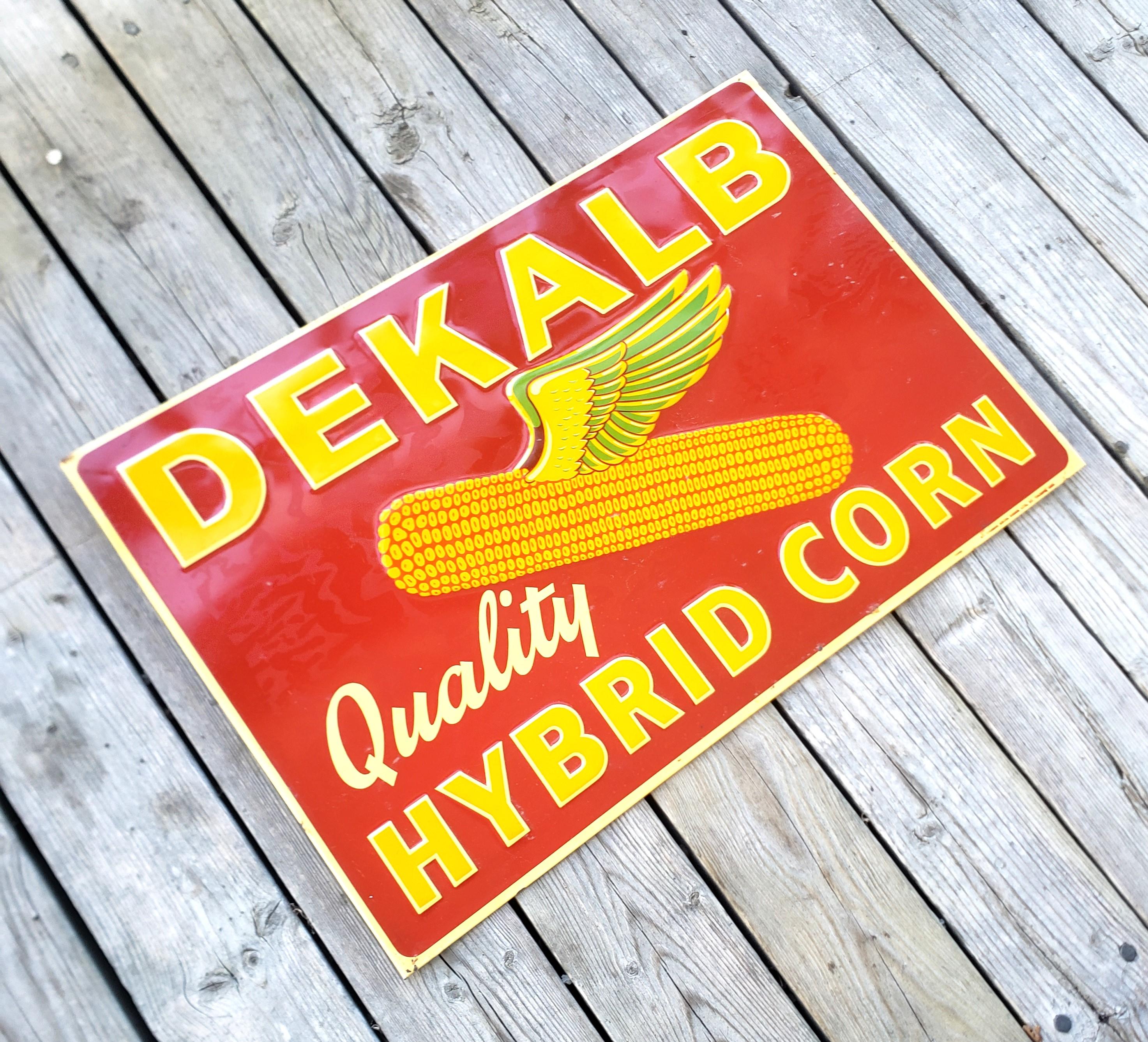 Geprägtes Dekalb Hybrid Corn Werbefarm- oder Mercantile-Schild aus der Mitte des Jahrhunderts (Moderne der Mitte des Jahrhunderts) im Angebot