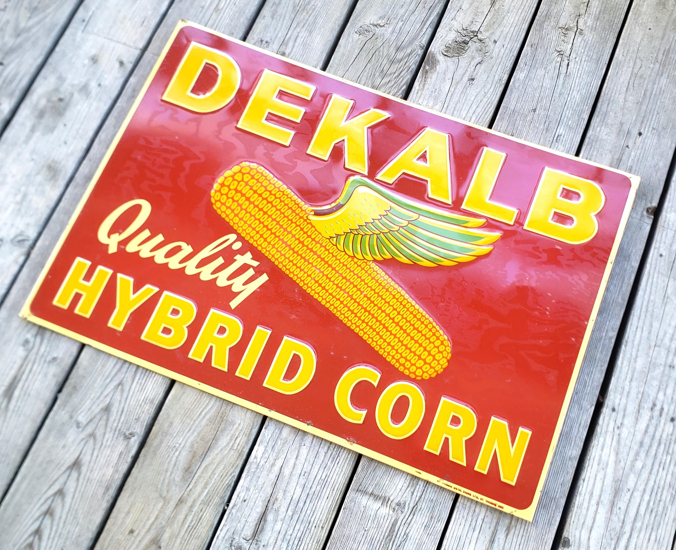 Geprägtes Dekalb Hybrid Corn Werbefarm- oder Mercantile-Schild aus der Mitte des Jahrhunderts im Zustand „Gut“ im Angebot in Hamilton, Ontario