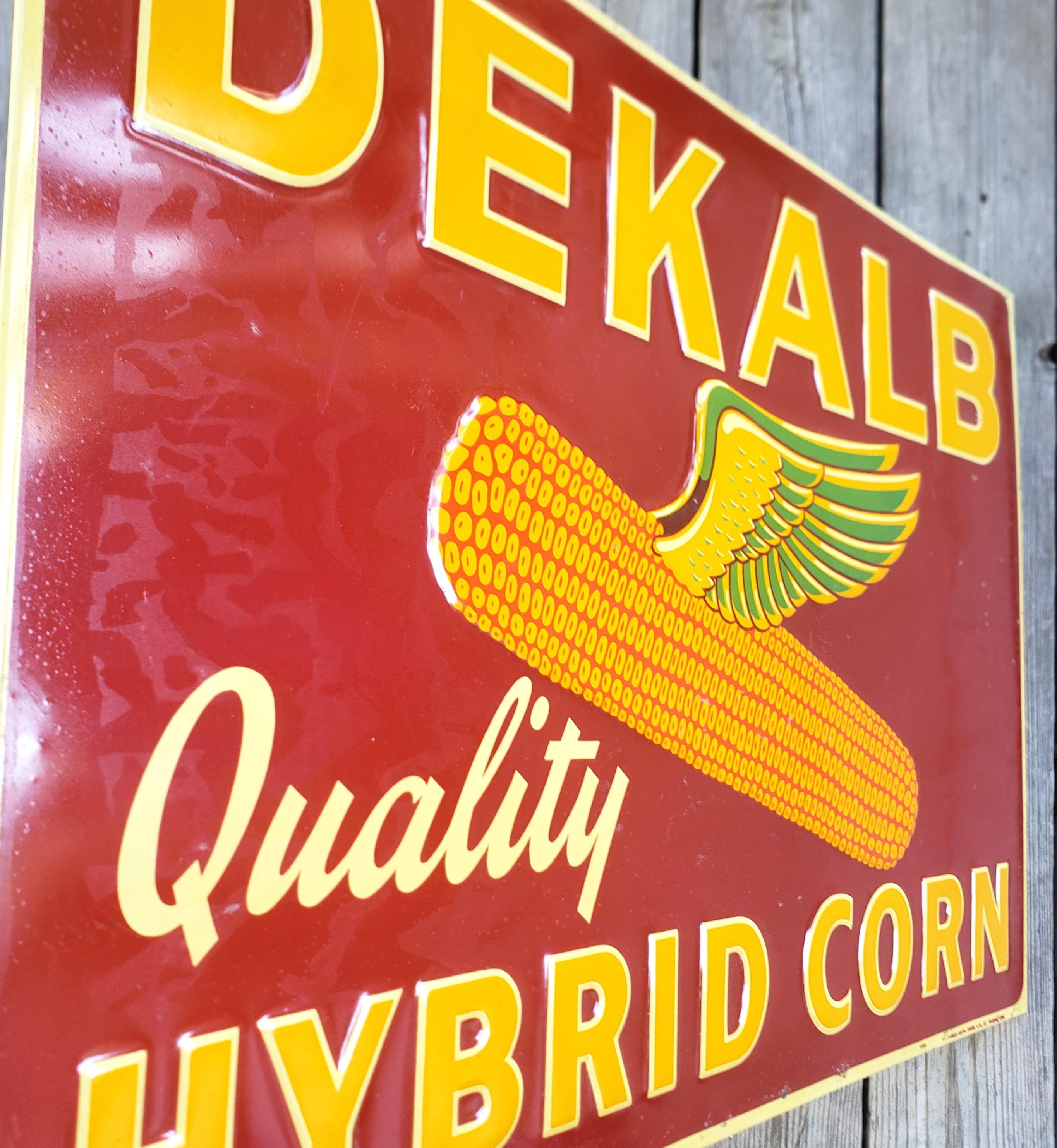 Geprägtes Dekalb Hybrid Corn Werbefarm- oder Mercantile-Schild aus der Mitte des Jahrhunderts (Metall) im Angebot