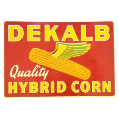 Geprägtes Dekalb Hybrid Corn Werbefarm- oder Mercantile-Schild aus der Mitte des Jahrhunderts
