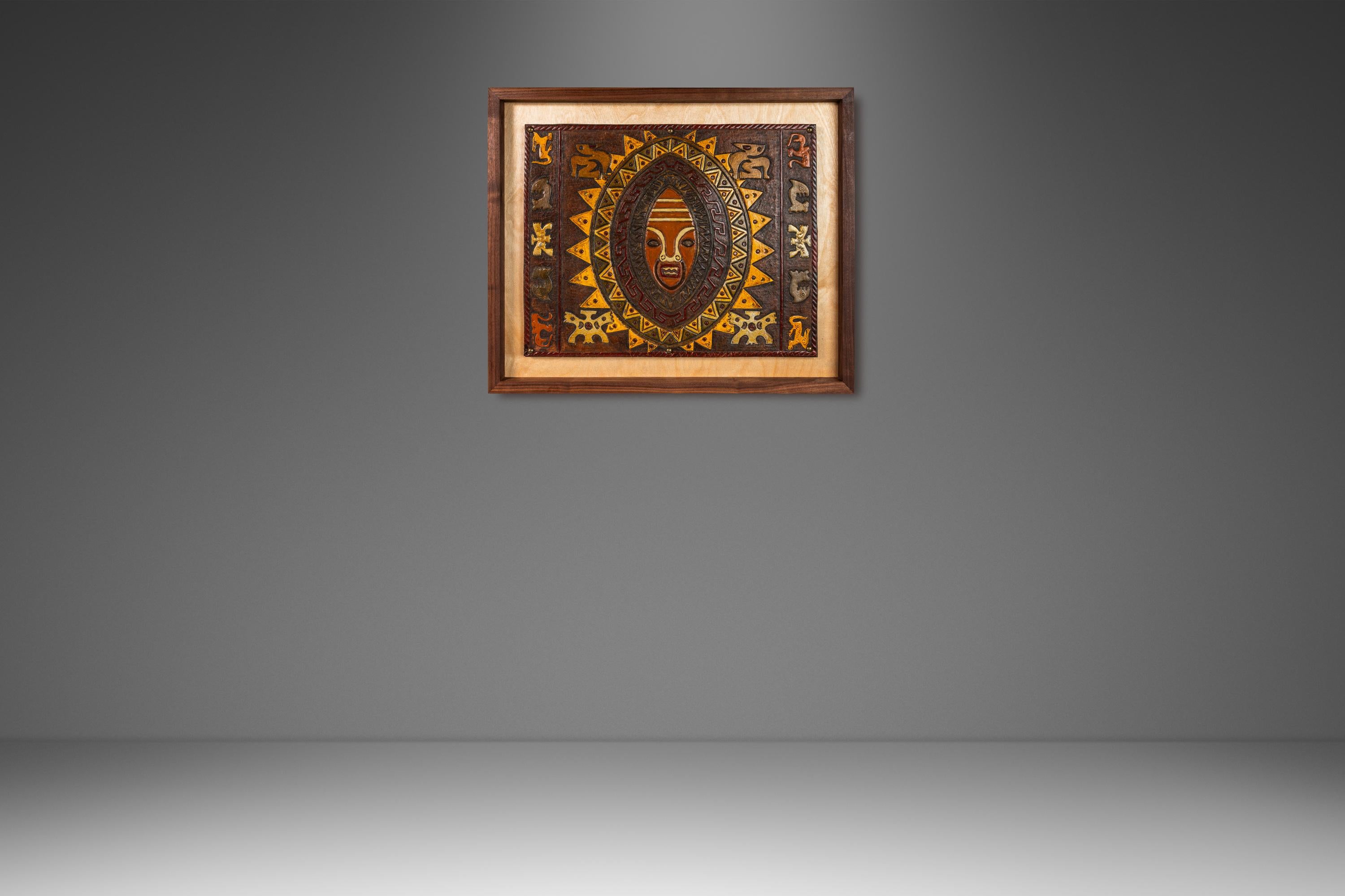  Der unvergleichliche Möbeldesigner und Kunsthandwerker Angel Pazmino stellt eine außergewöhnliche, individuell gerahmte Kunst aus geprägtem Leder vor. Dieses einzigartige Kunstwerk wurde aus einer Reihe von Sling-Stühlen von Pazmino geschnitten und