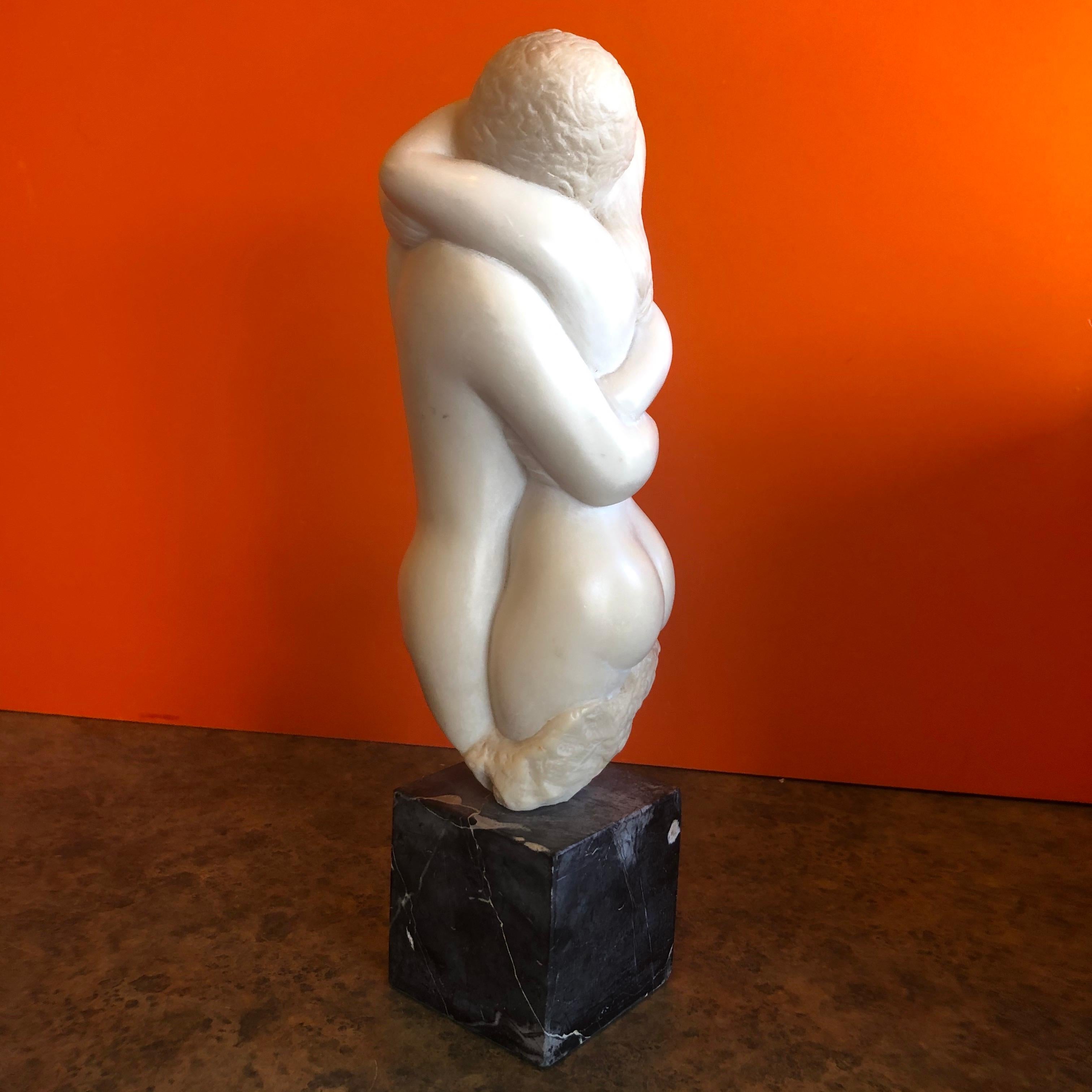 Mid-Century Modern Sculpture en résine représentant des nus étreints du milieu du siècle dernier sur socle en marbre de Peggy Mach en vente