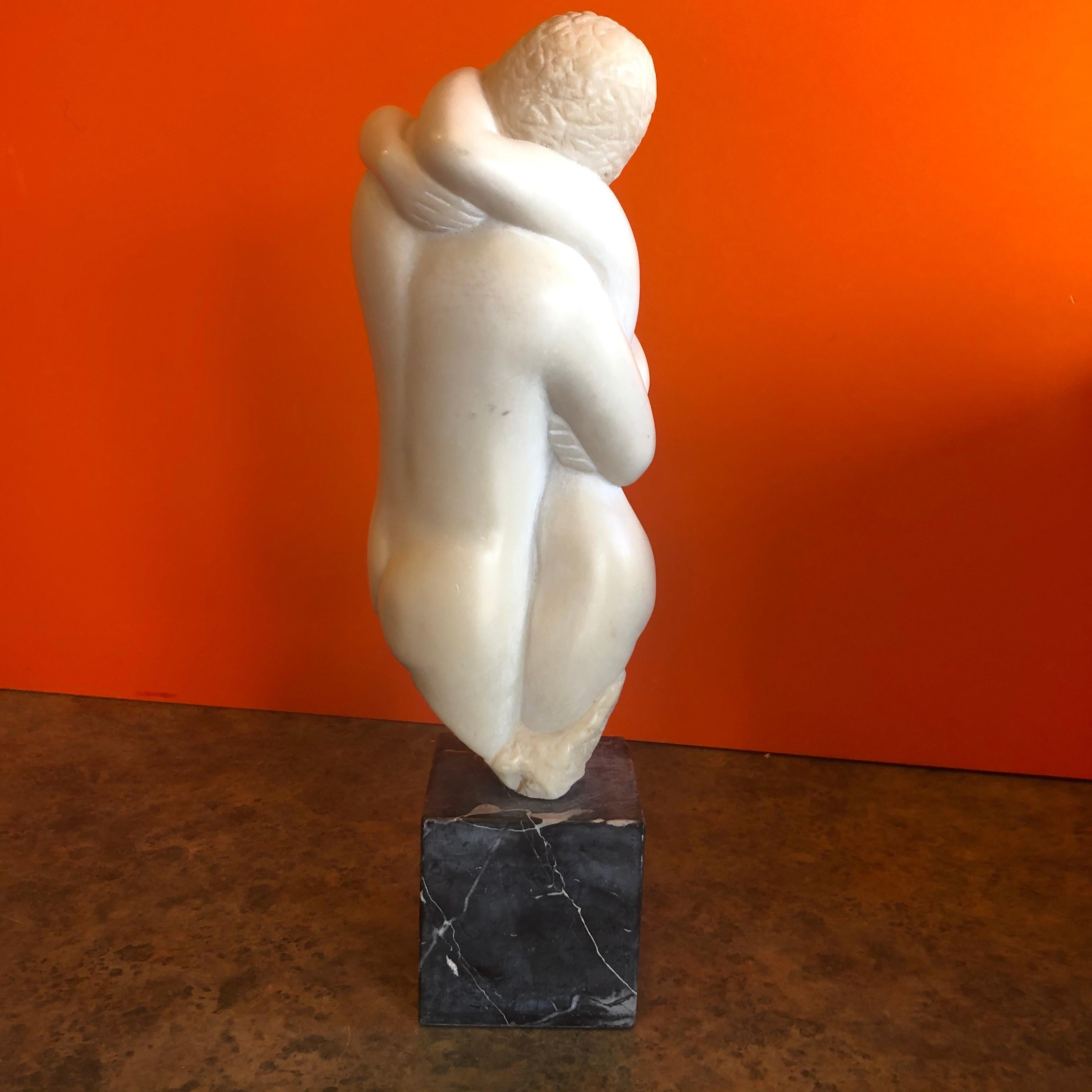 Américain Sculpture en résine représentant des nus étreints du milieu du siècle dernier sur socle en marbre de Peggy Mach en vente