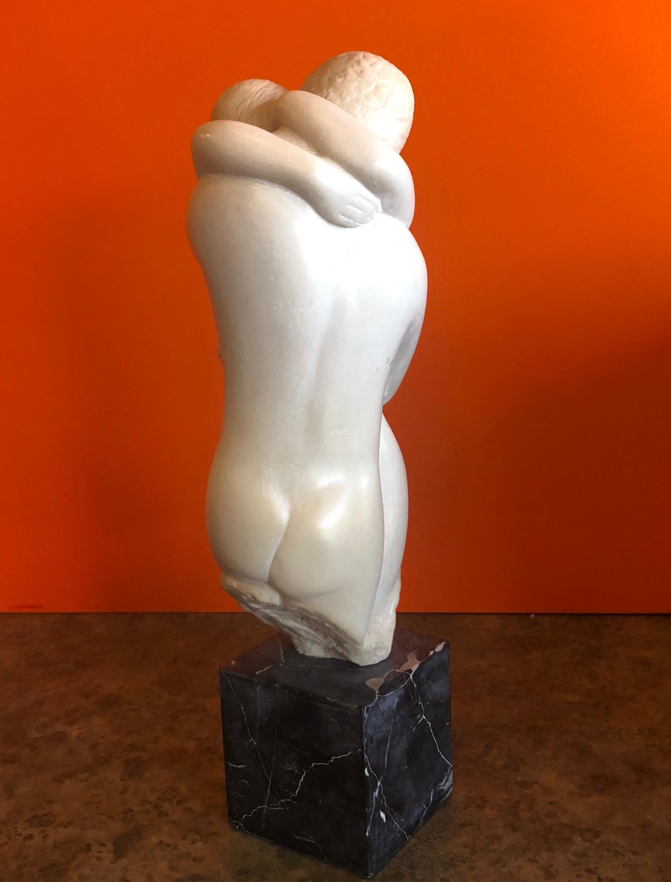 Moulage Sculpture en résine représentant des nus étreints du milieu du siècle dernier sur socle en marbre de Peggy Mach en vente
