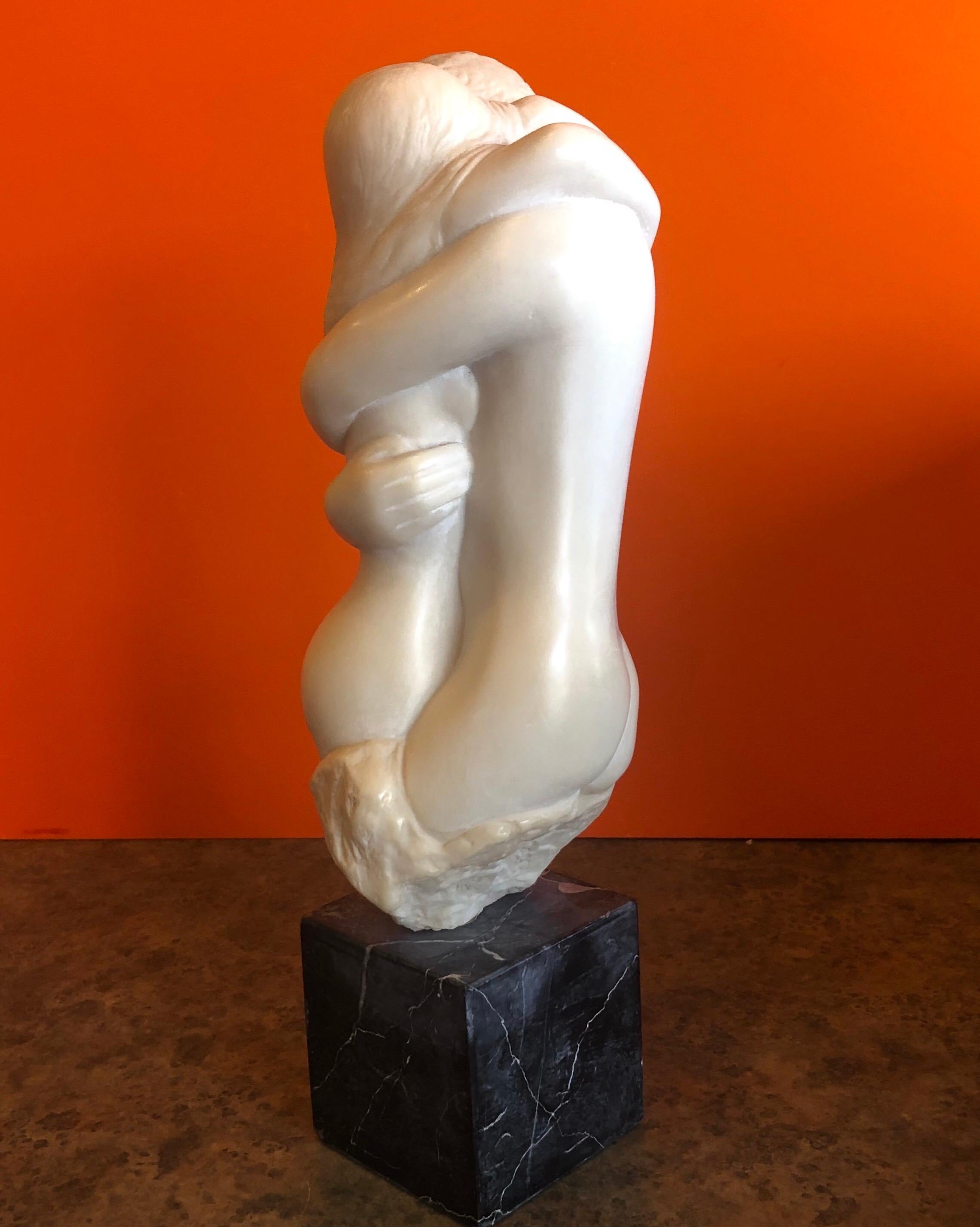 Sculpture en résine représentant des nus étreints du milieu du siècle dernier sur socle en marbre de Peggy Mach Bon état - En vente à San Diego, CA