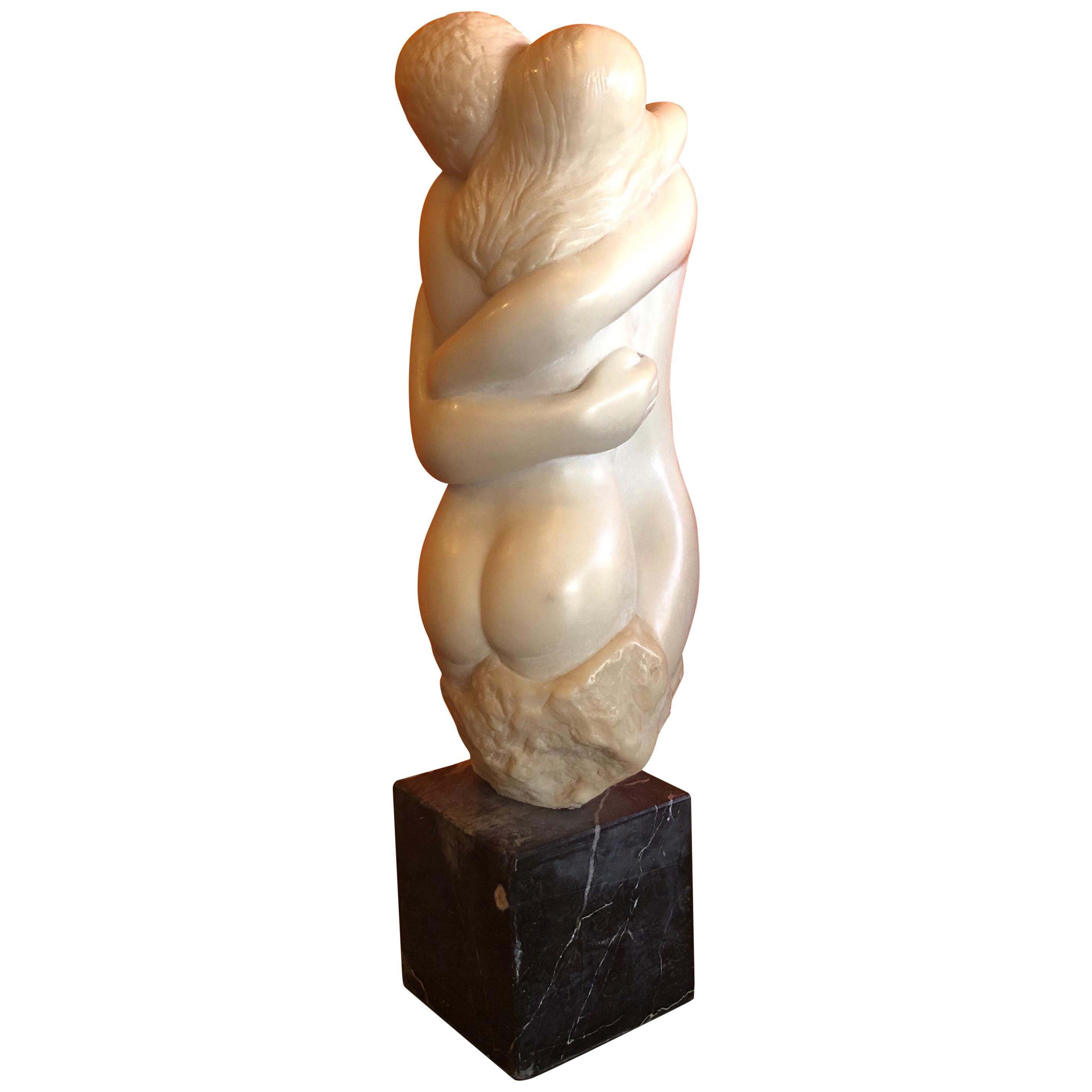 Sculpture en résine représentant des nus étreints du milieu du siècle dernier sur socle en marbre de Peggy Mach en vente
