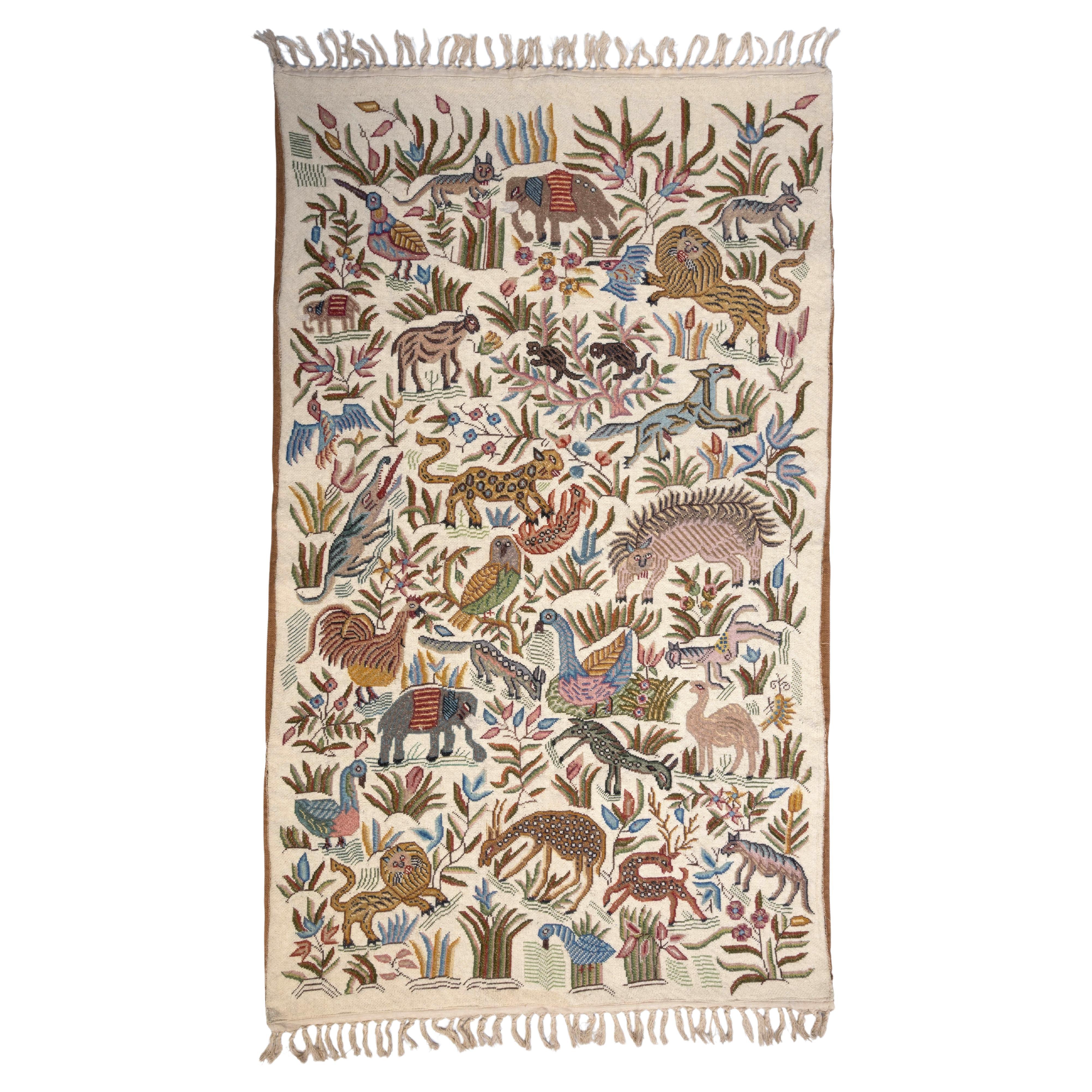 Bestickter Tier- und Vogel-Textil-Wandbehang aus der Mitte des Jahrhunderts, Zentralasien, ca. 1940 im Angebot