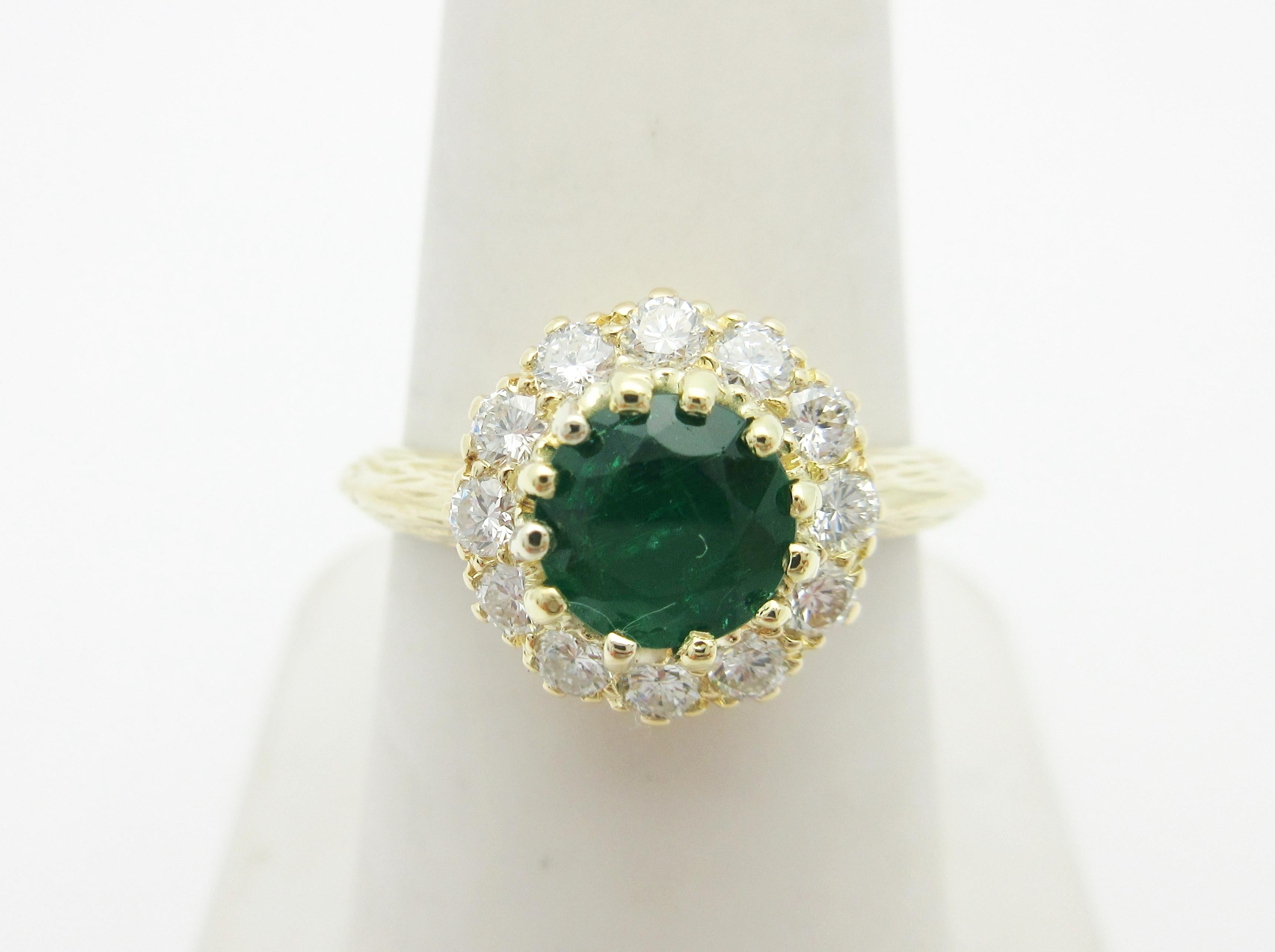 Midcentury Emerald and Diamond Cluster Ring 18 Karat Yellow Gold (Rundschliff)