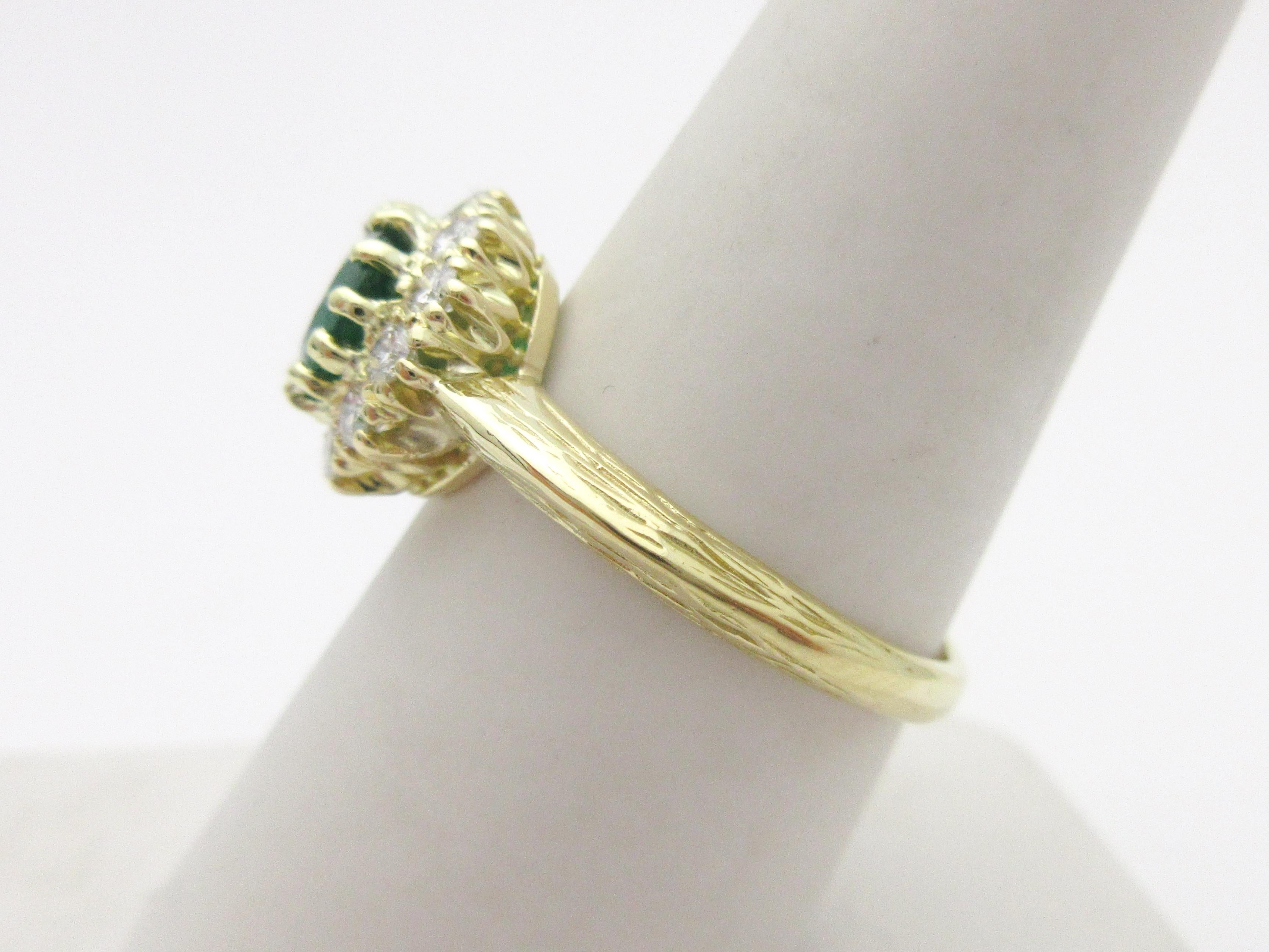 Midcentury Emerald and Diamond Cluster Ring 18 Karat Yellow Gold für Damen oder Herren