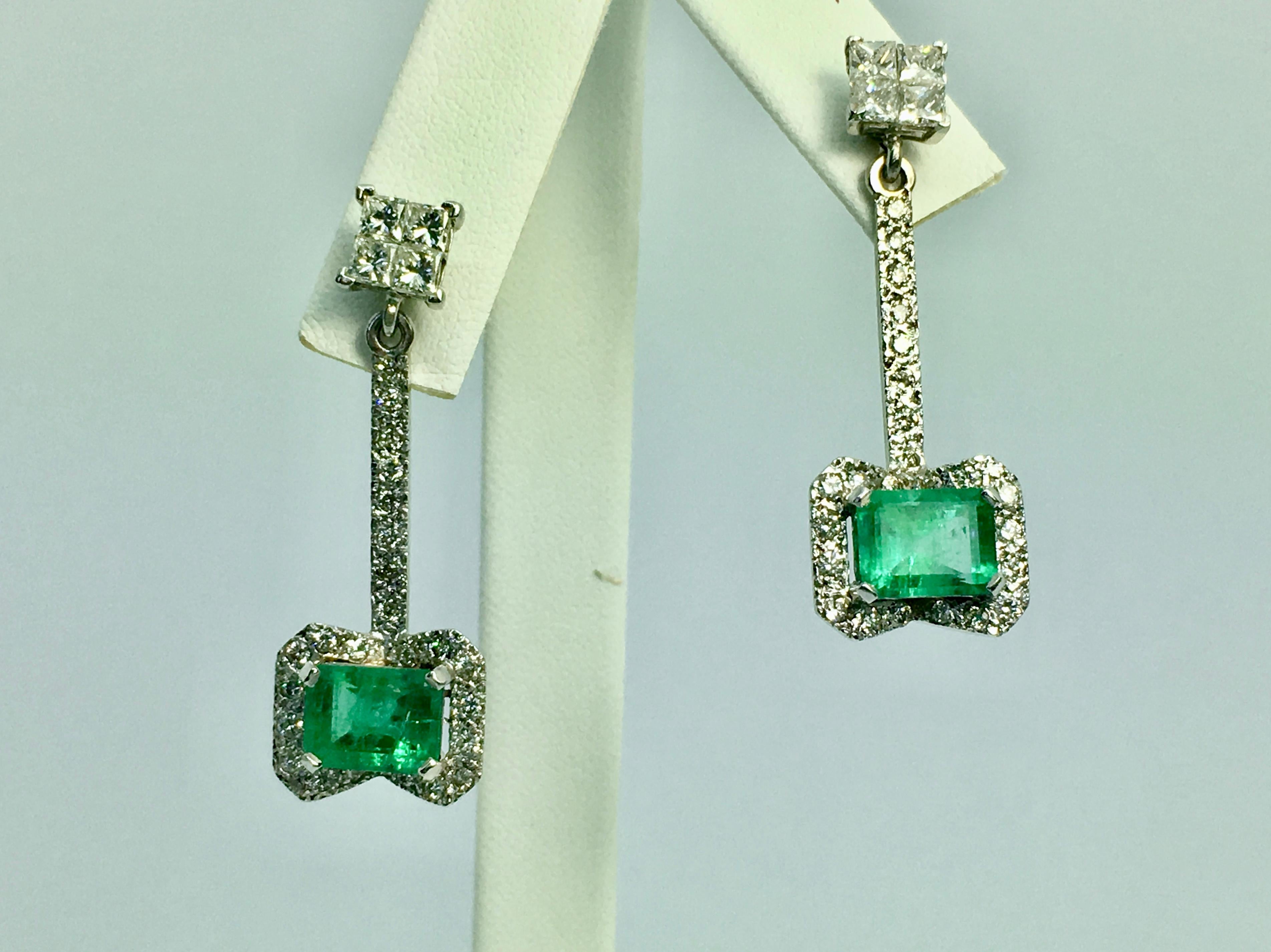 10.76 Carats Midcentury Style Emerald and Diamond Drop Earrings 18 Karat For Sale 2