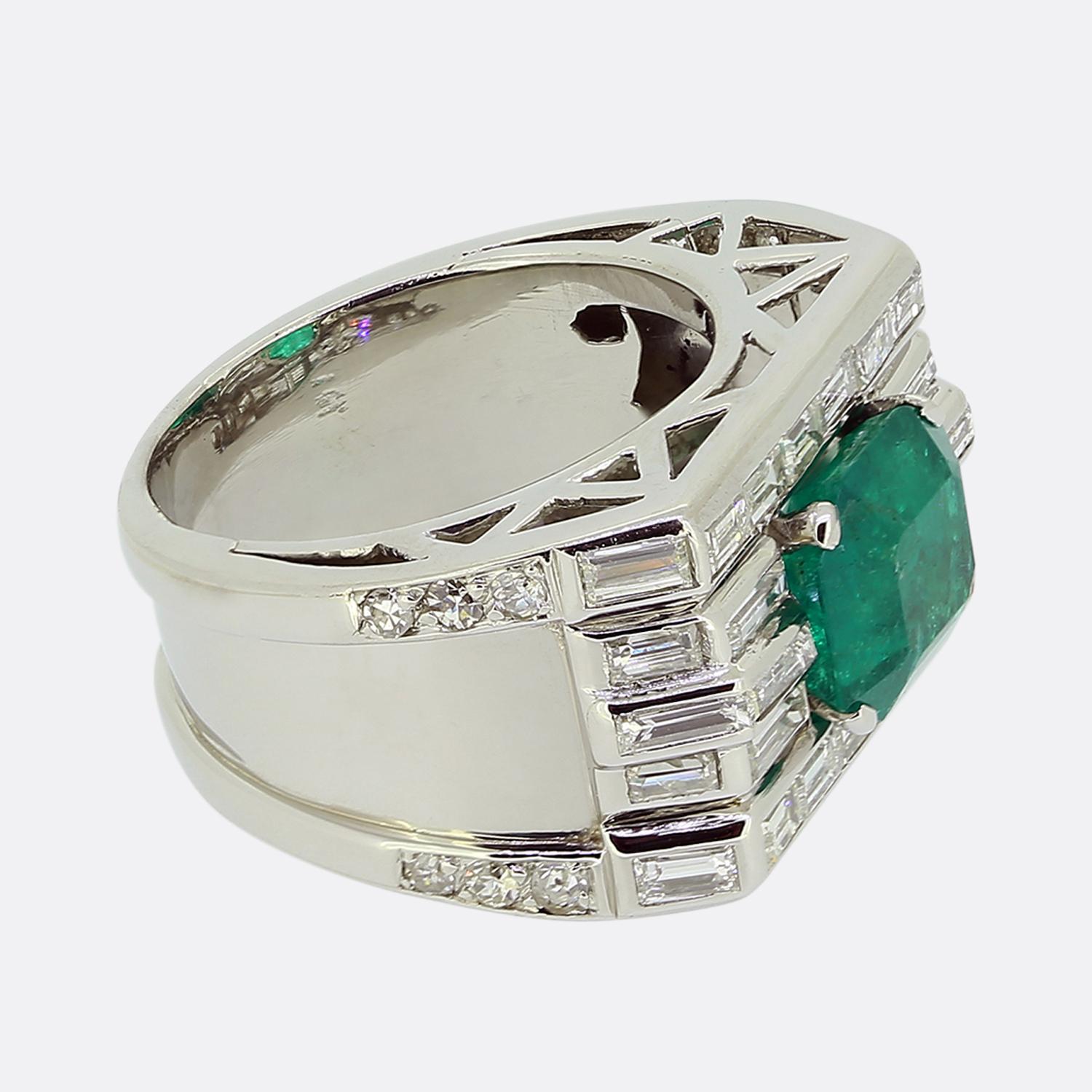 Taille émeraude Bague en émeraude et diamant du milieu du siècle en vente