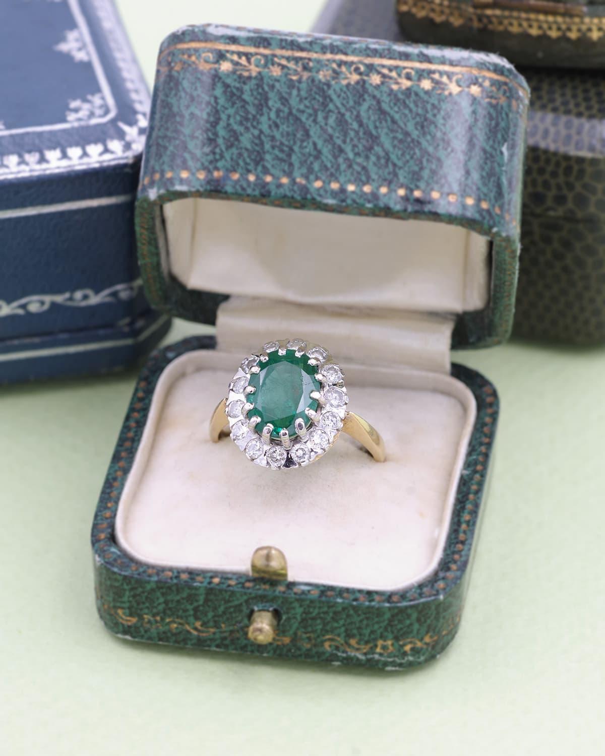 Retro Zambia emerald 2.61 Ct certified French ring in 18k Gold For Sale