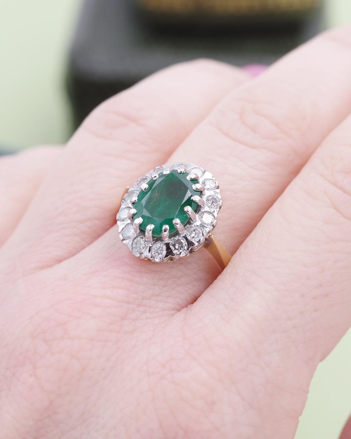 Oval Cut Zambia emerald 2.61 Ct certified French ring in 18k Gold For Sale