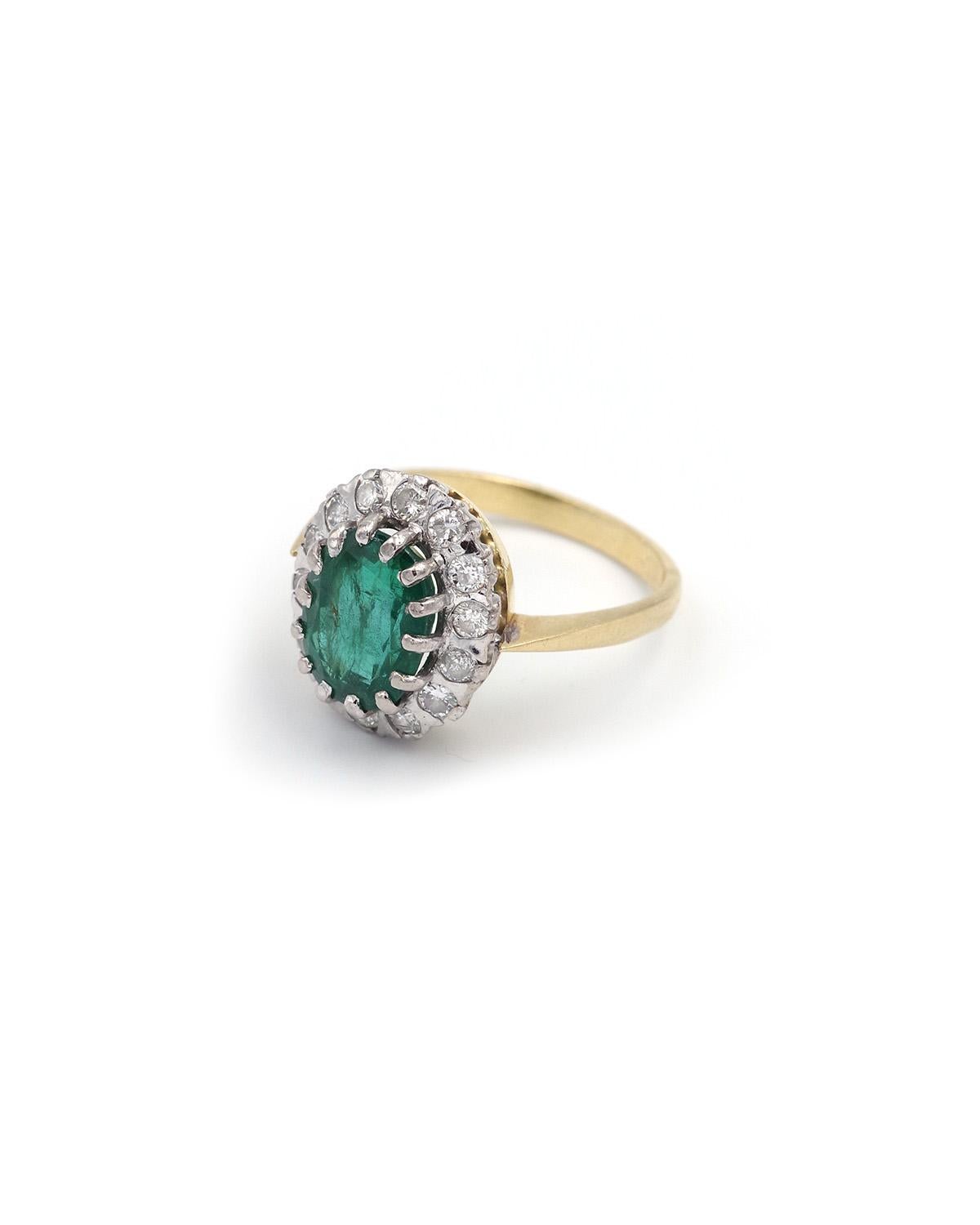 Women's Zambia emerald 2.61 Ct certified French ring in 18k Gold For Sale