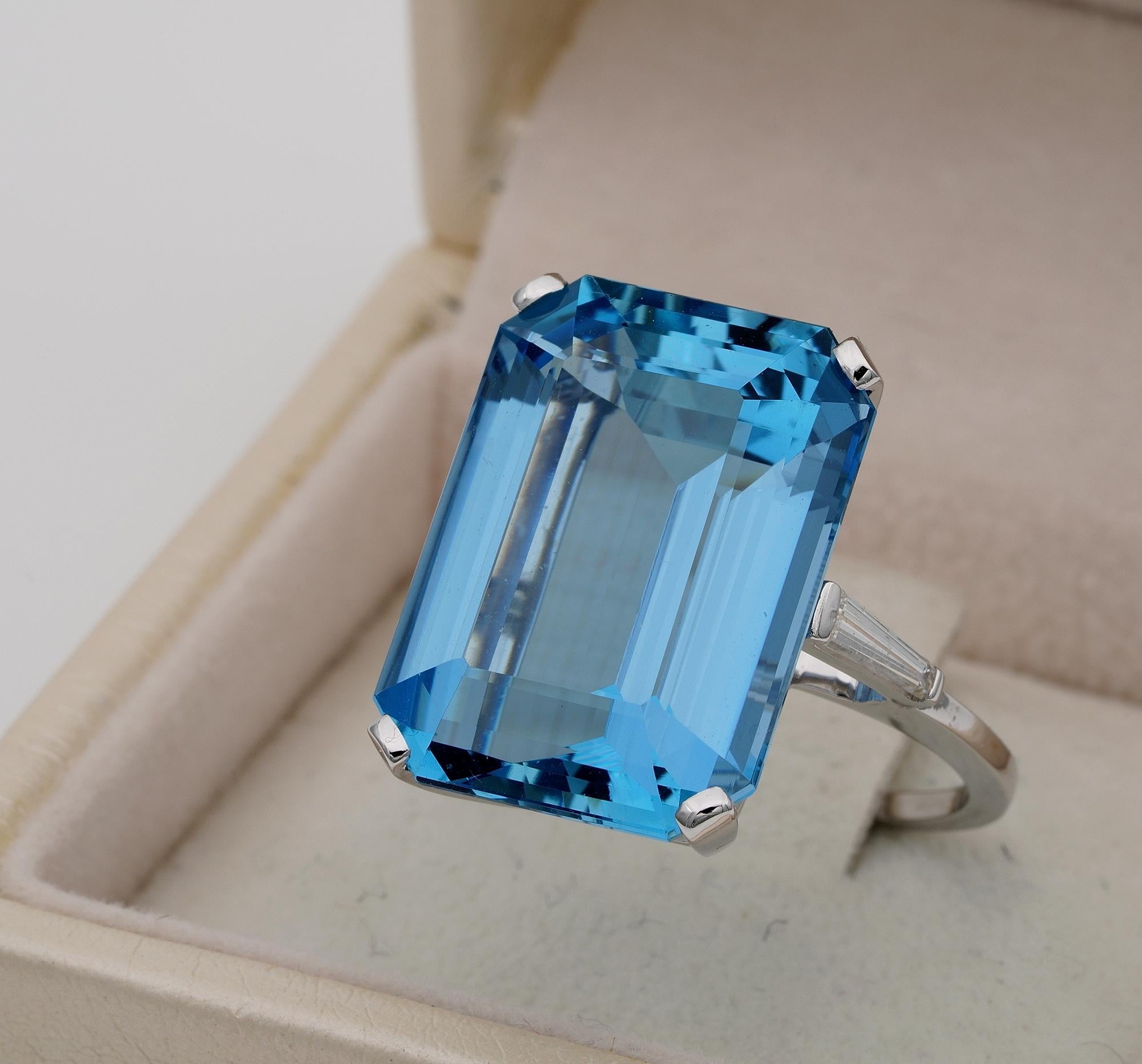 Midcentury Emerald Cut 21.30 Carat Natural Aquamarine Diamond Ring In Good Condition For Sale In Napoli, IT