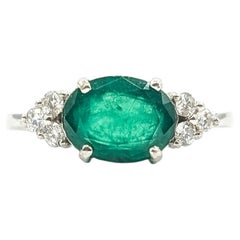 Anillo de 7 piedras de esmeralda y diamantes en platino de mediados de siglo