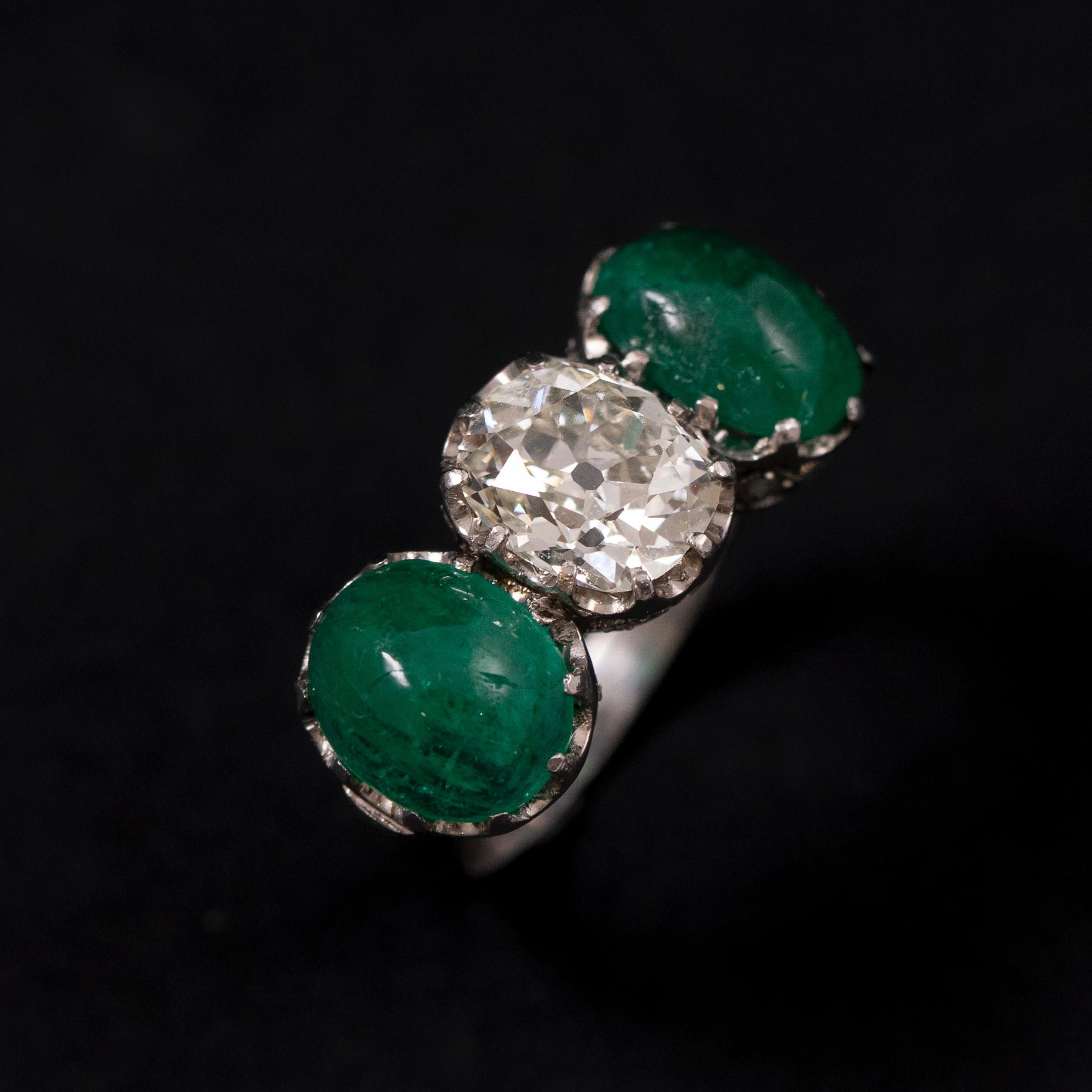 Moderno Anello a tre pietre con diamante e smeraldo di metà secolo, in platino, portoghese, anni 1950-1960 in vendita