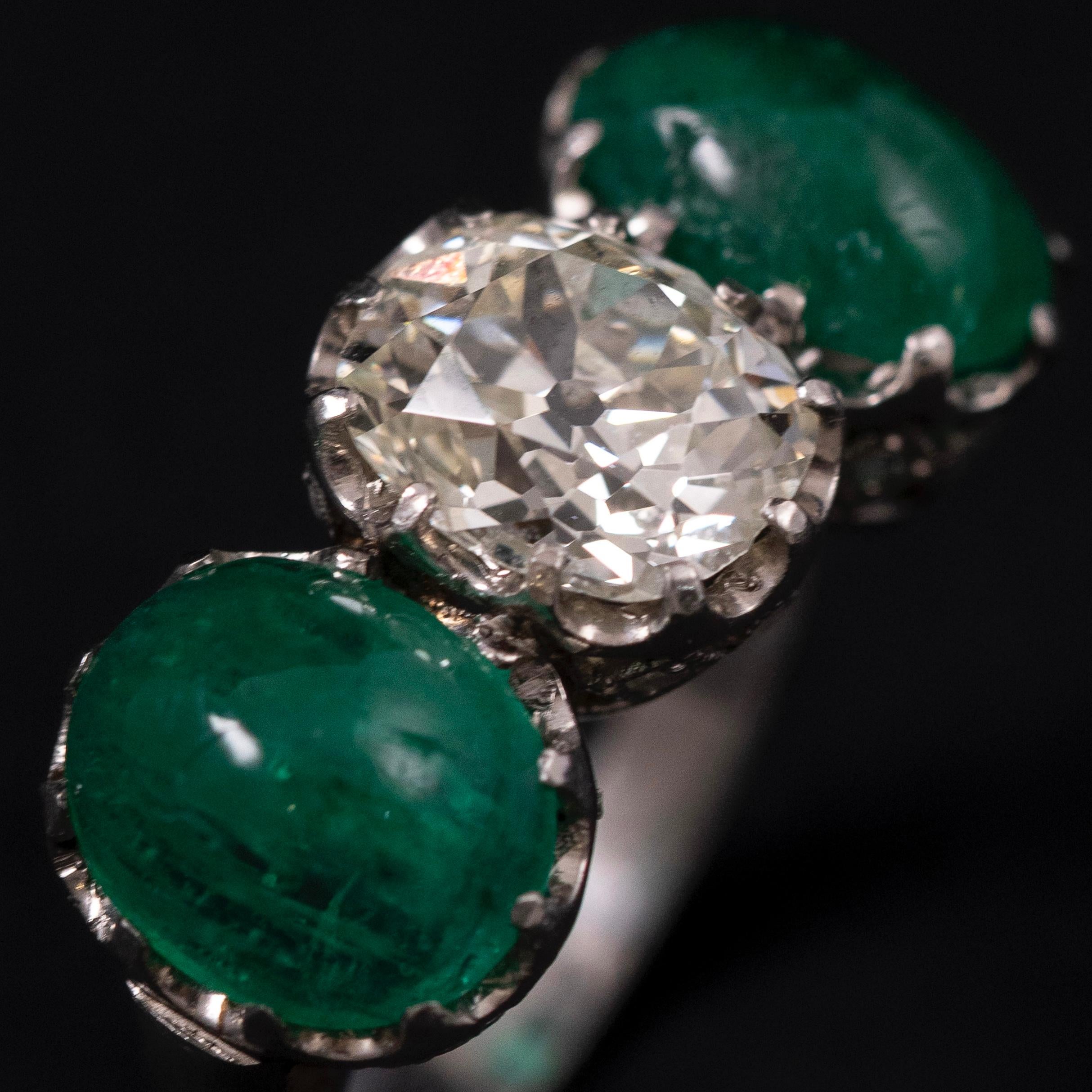 Cabochon Anello a tre pietre con diamante e smeraldo di metà secolo, in platino, portoghese, anni 1950-1960 in vendita