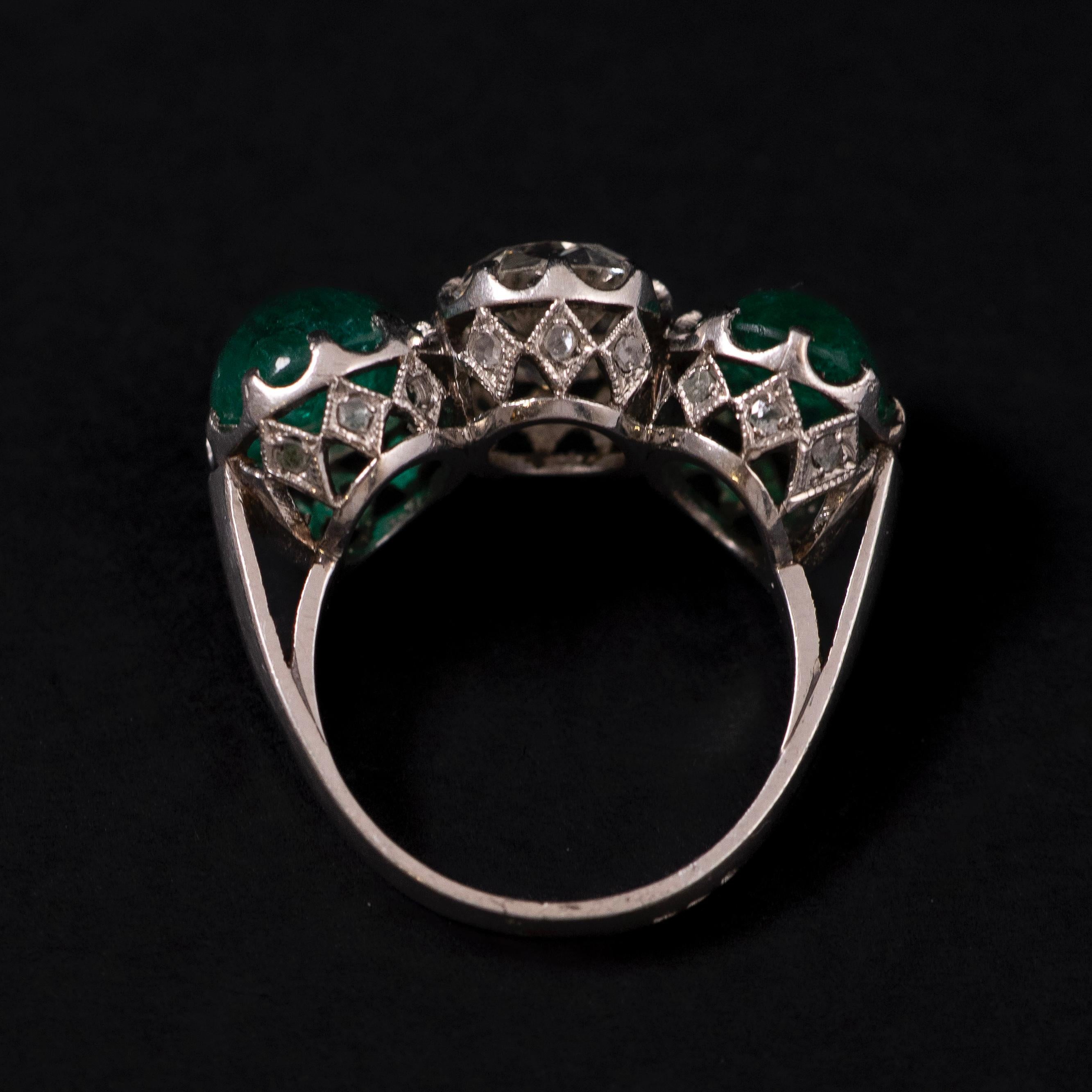 Anello a tre pietre con diamante e smeraldo di metà secolo, in platino, portoghese, anni 1950-1960 In condizioni buone in vendita a Lisbon, PT