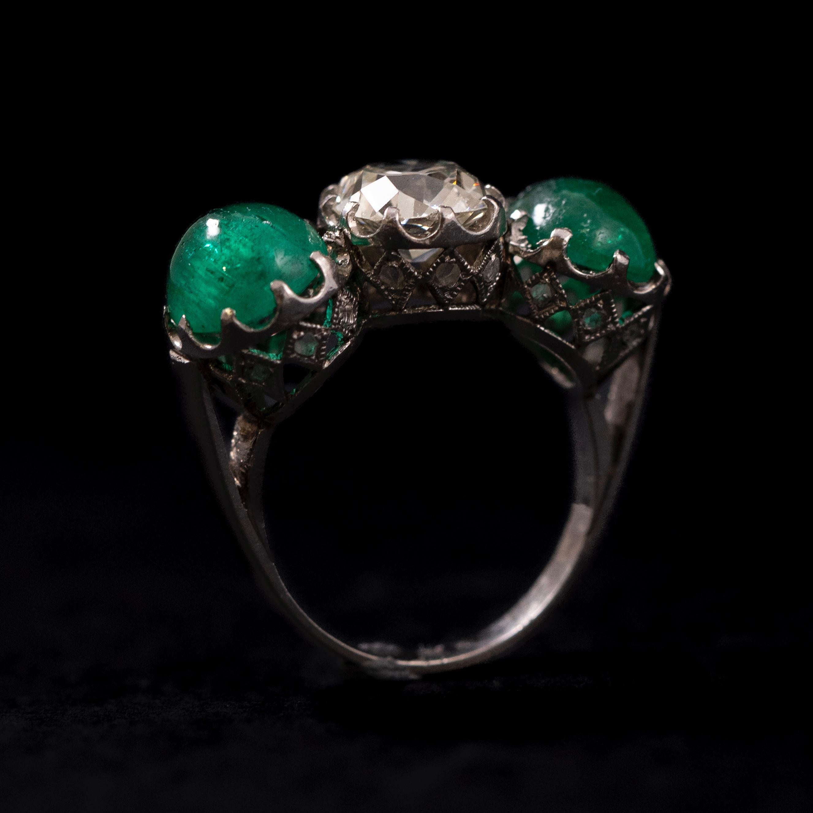 da uomo o donna Anello a tre pietre con diamante e smeraldo di metà secolo, in platino, portoghese, anni 1950-1960 in vendita