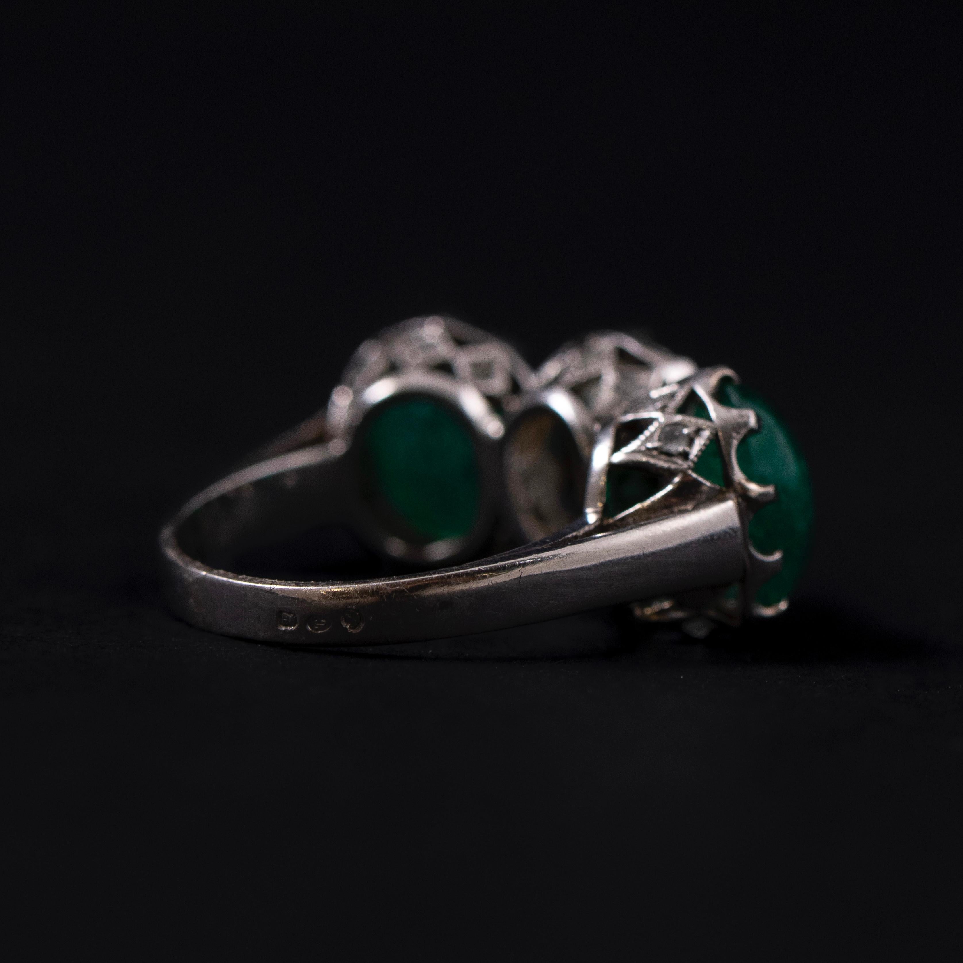 Anello a tre pietre con diamante e smeraldo di metà secolo, in platino, portoghese, anni 1950-1960 in vendita 2