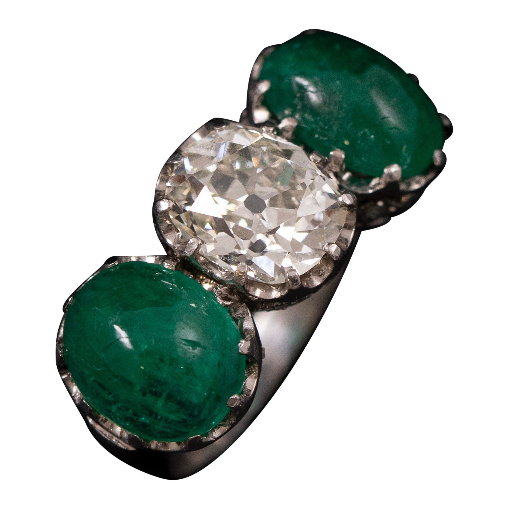 Anello a tre pietre con diamante e smeraldo di metà secolo, in platino, portoghese, anni 1950-1960 in vendita