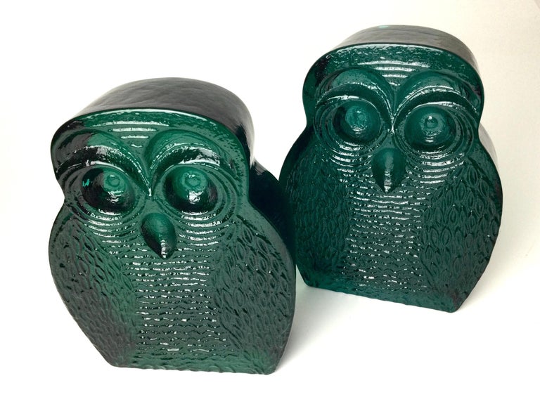 Emerald green glass owl bookends by Blenko. Great color. Some air bubbles. No chips or scratches, some age appropriate shelf wear on bottom. Measures: 7