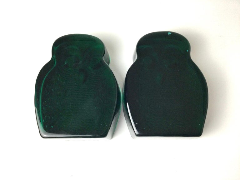Mid Century Emerald Green Glass Owl Bookends by Blenko In Excellent Condition For Sale In Lambertville, NJ
