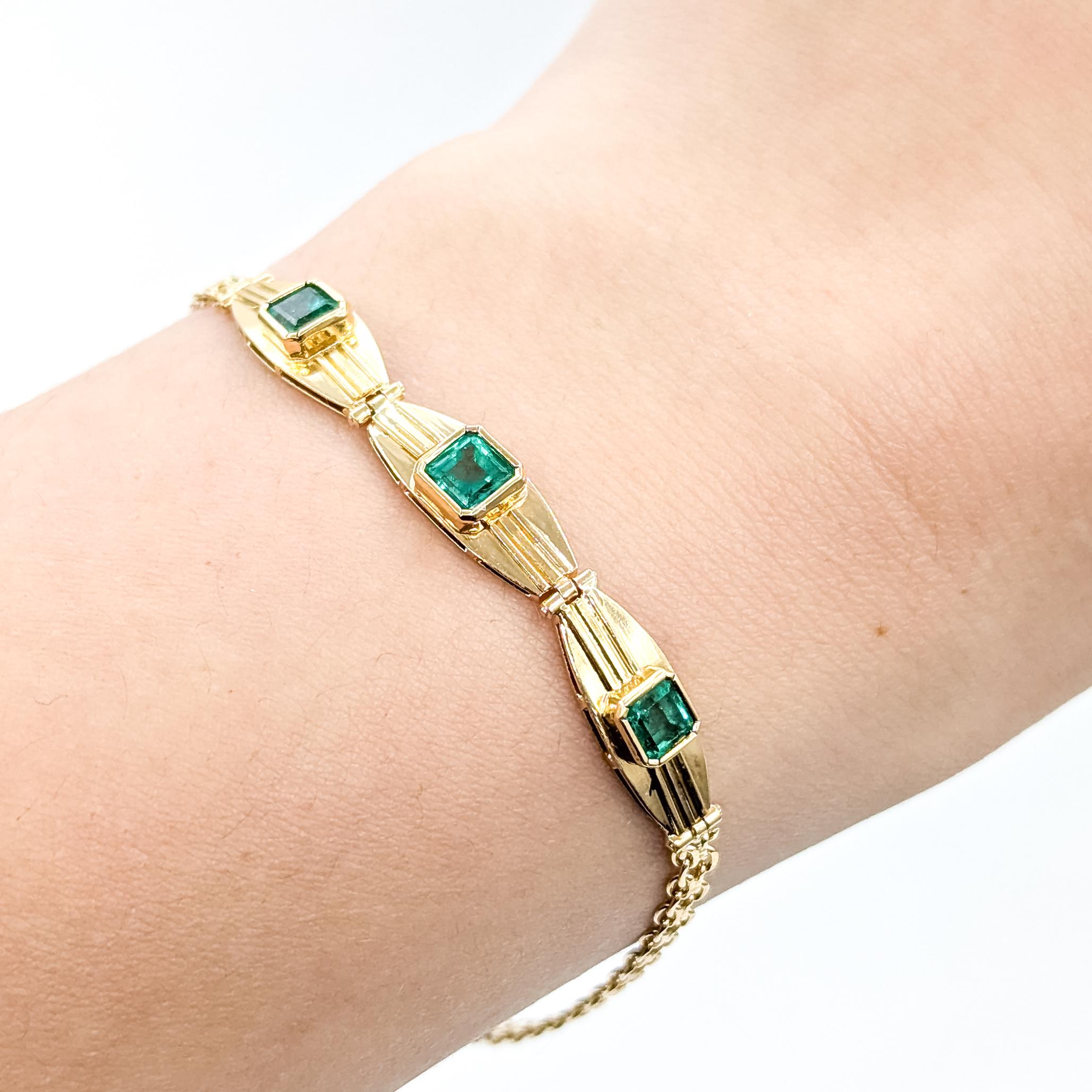 Pulsera Estación Esmeralda de Mediados de Siglo en Oro de 14k

Esta pulsera de mediados de siglo está elaborada en oro amarillo de 14k y exhibe tres esmeraldas colombianas engastadas en bisel dispuestas en una elegante disposición de estación. Las