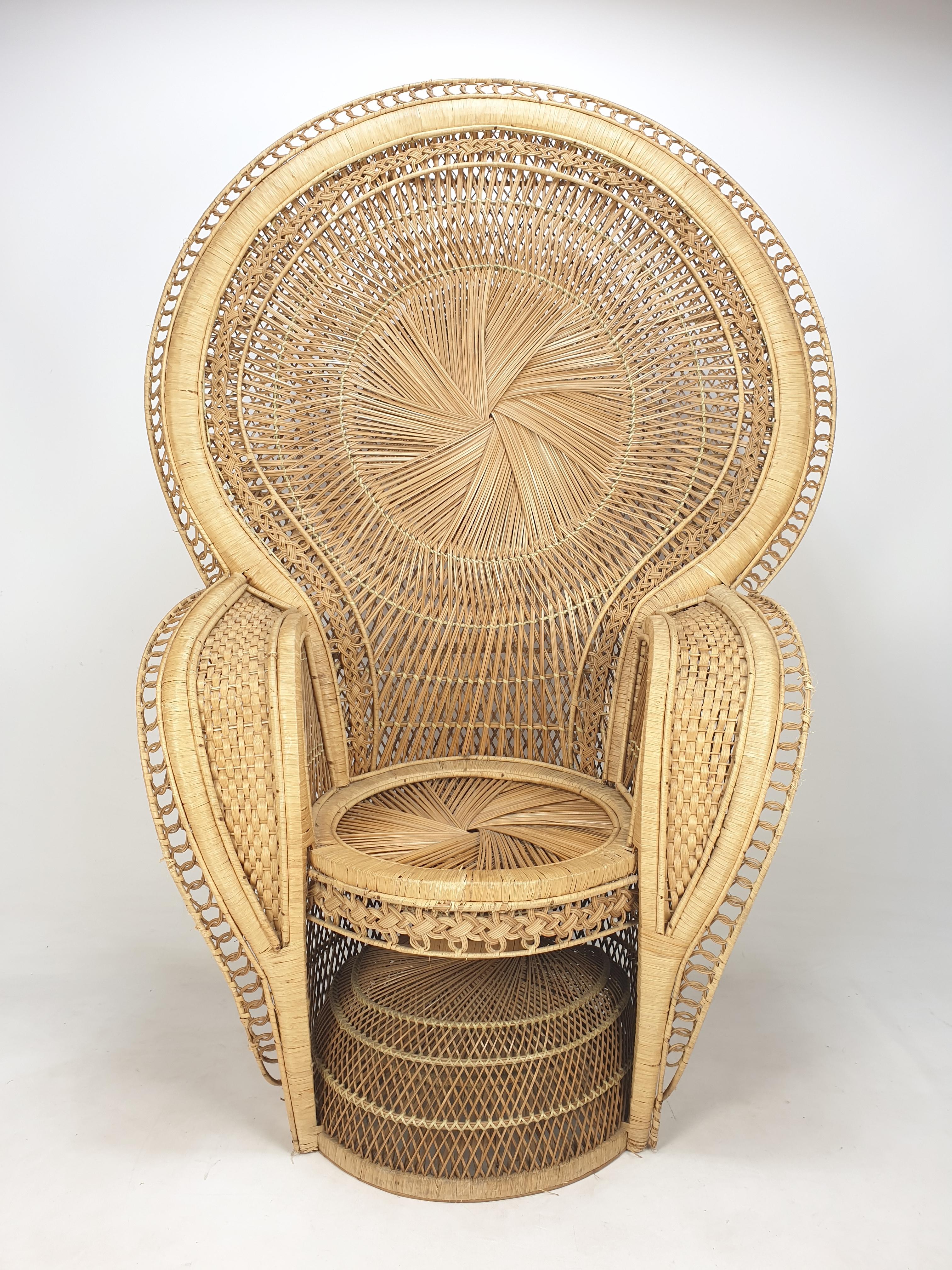 Très grande chaise Emmanuelle ou Peacock, fabriquée en Italie dans les années 60.
Une belle et rare version avec de très beaux détails.

Ce fauteuil tressé à la main est fait de rotin et d'osier.
Des formes très élégantes réalisées avec le plus