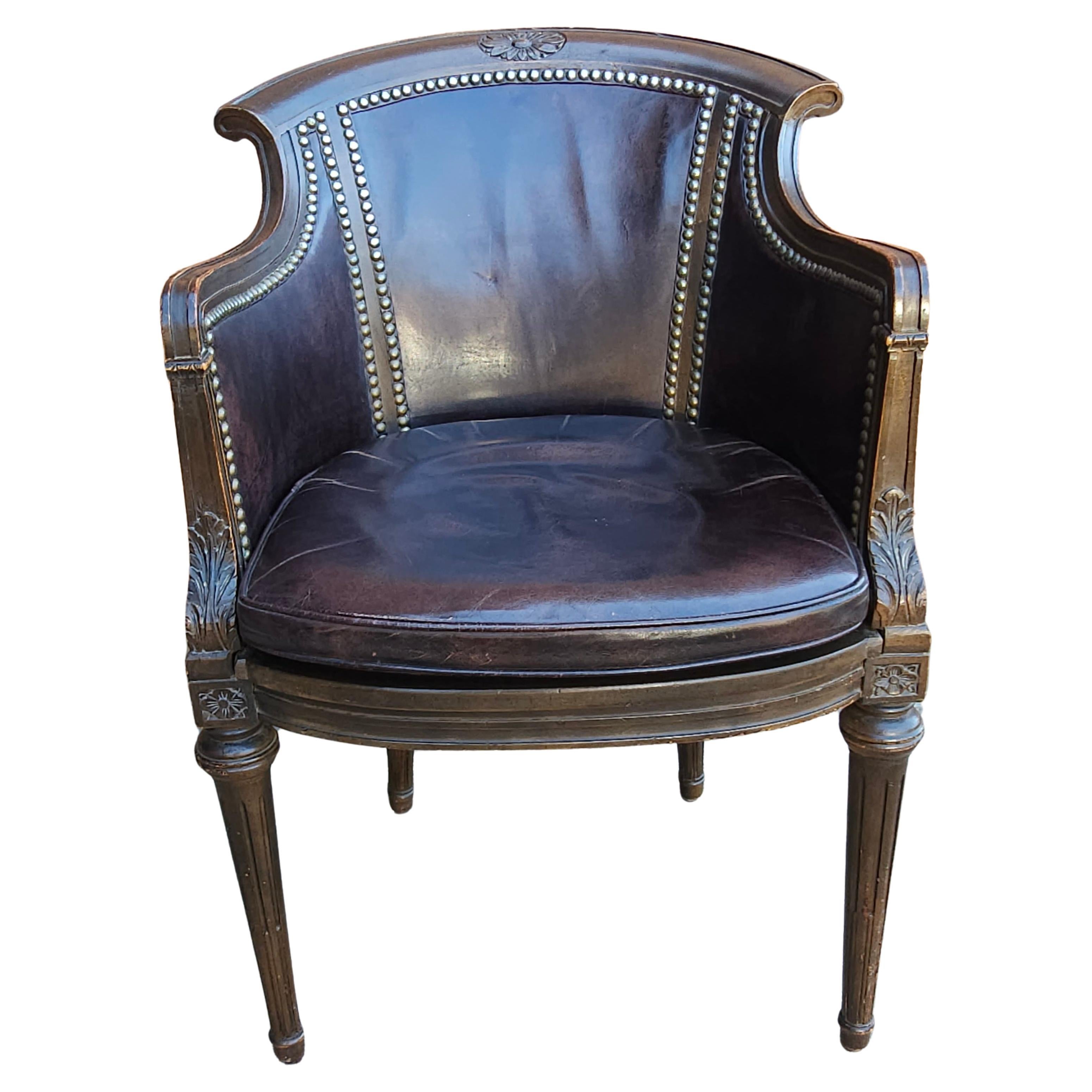 Fauteuil Empire du milieu du siècle en acajou, tapissé de cuir et orné de têtes de clous en vente